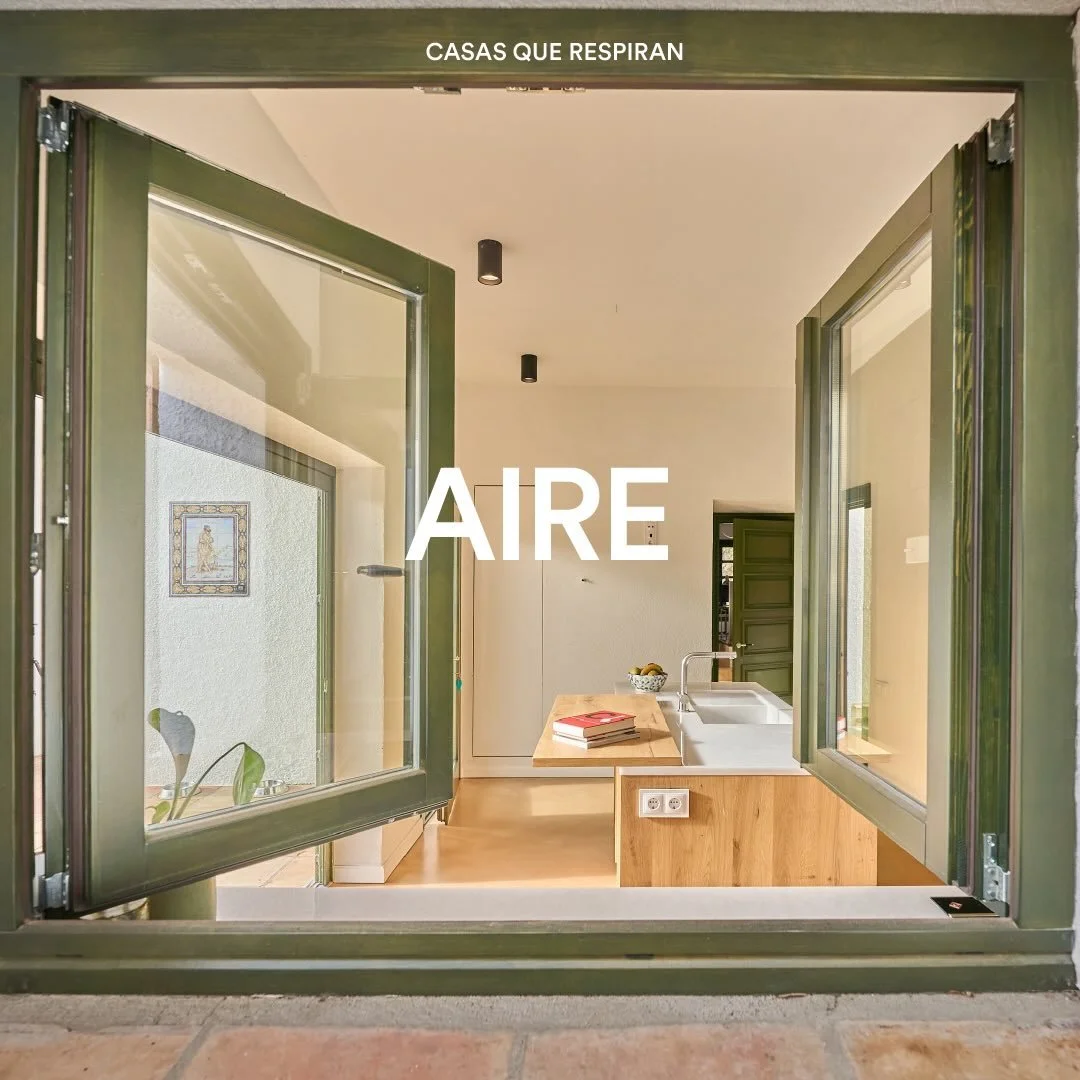 Una casa que respira invita a que el aire atraviese todos sus espacios, que los transite con fluidez y los refresque. Pero tambi&eacute;n purifica el aire, quita el polvo, las alergias y lo filtra para recuperar su calor, temperatura y disminuir el g