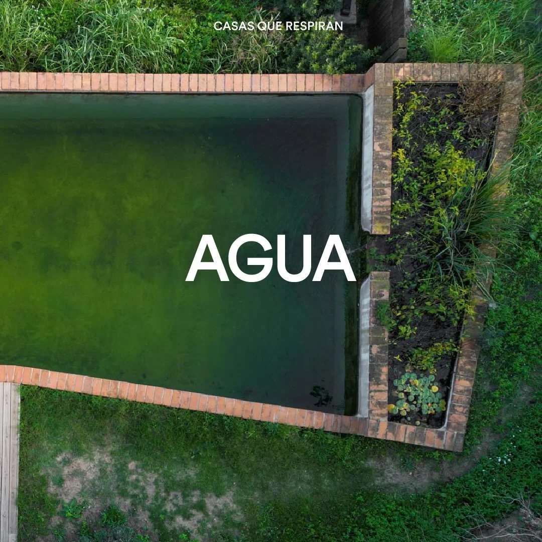 El agua como uno de los elementos m&aacute;s importantes para construir una casa que respire contigo, porque el agua tambi&eacute;n respira, o se muere de qu&iacute;micos o se estanca y deja de respirar. 
Hacer un uso responsable del agua, entenderla