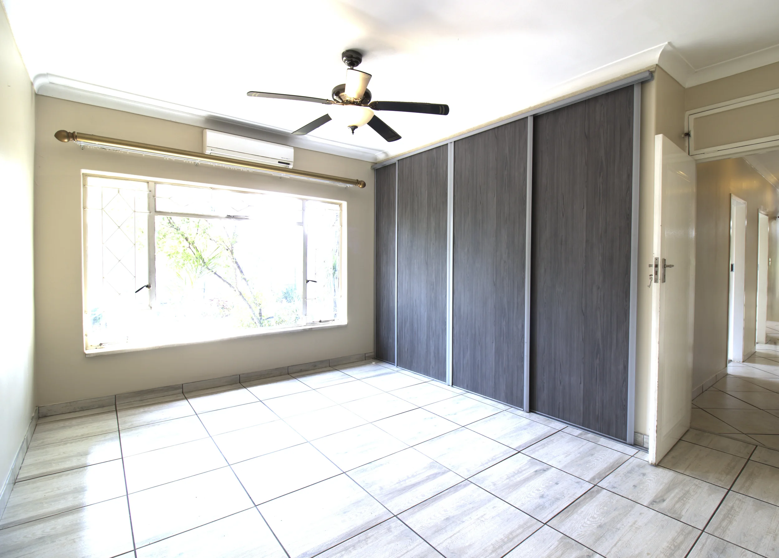 Main Bedroom_002.webp