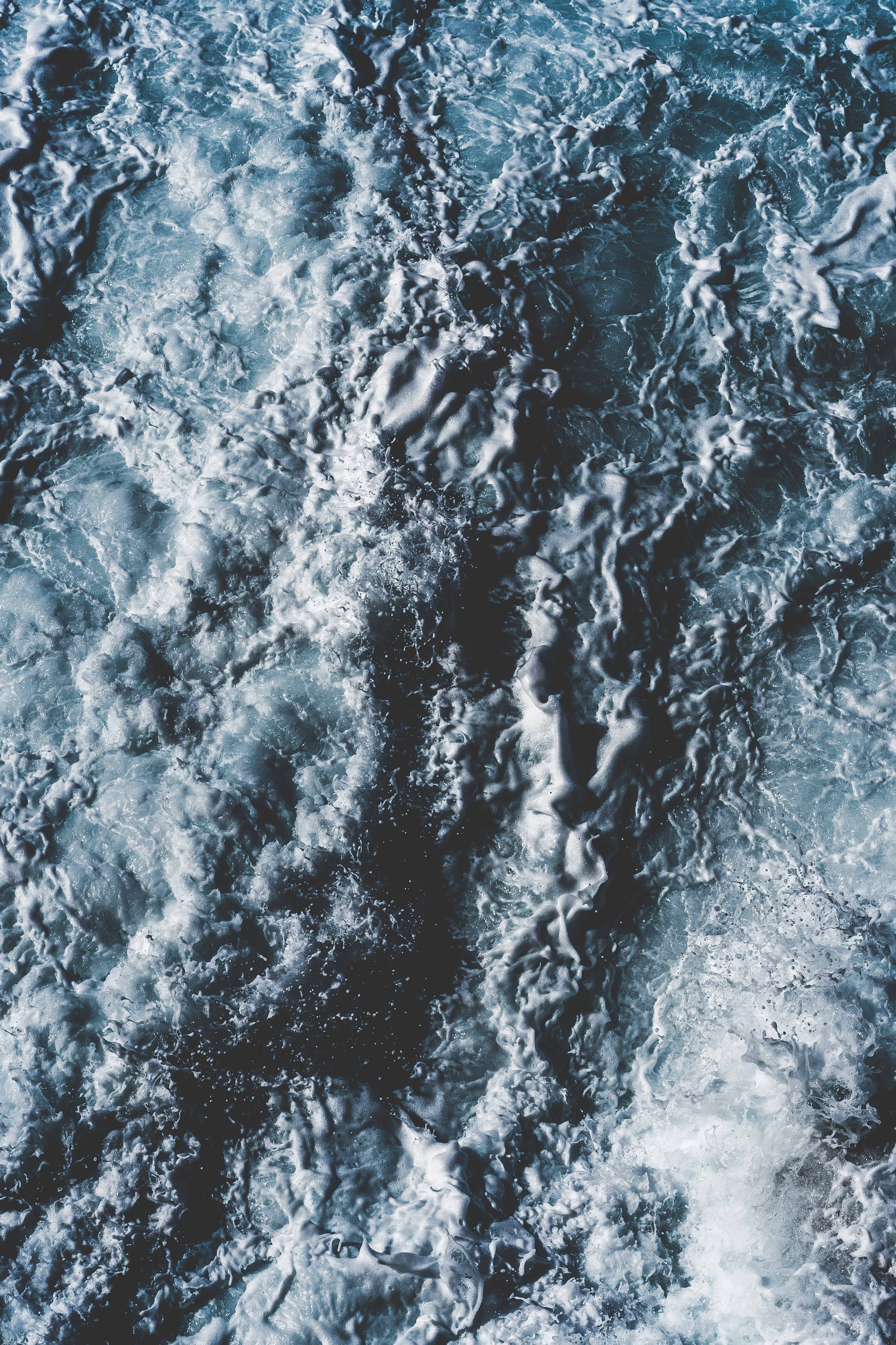 Vagues agitées de mer ou d'océan avec de l'écume et de l'eau en mouvement.