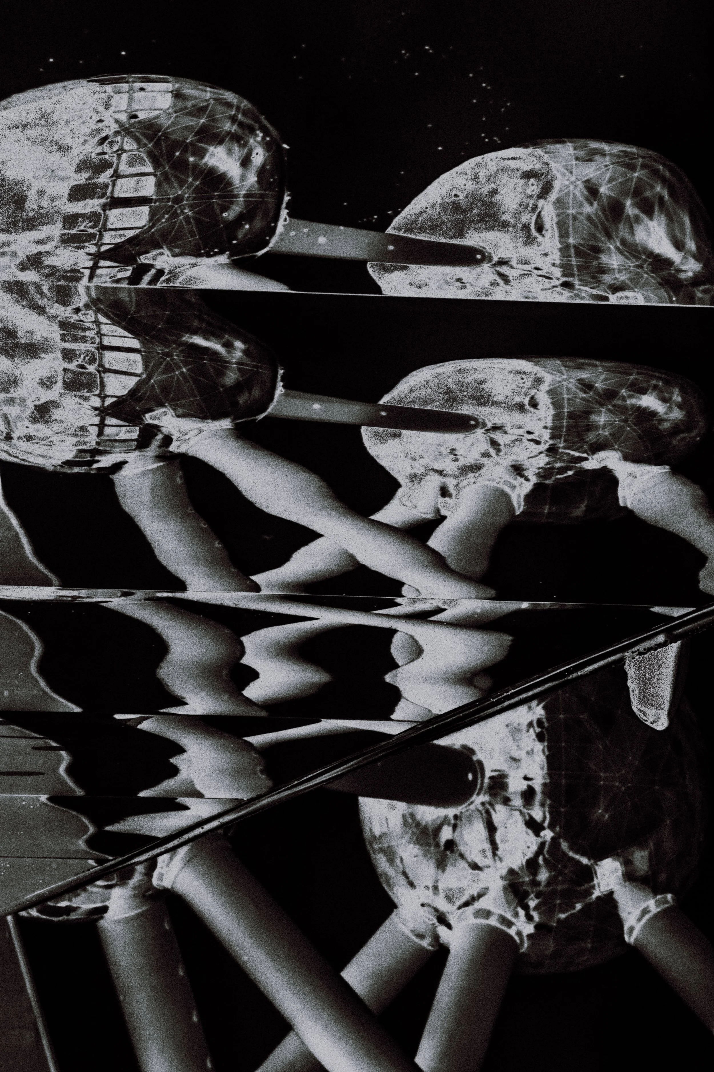 Image en noir et blanc de deux figurines en plastique représentant des squelettes assis, avec des globes terrestres tranchés en haut, reflétés dans une surface miroir, créant un effet abstrait.