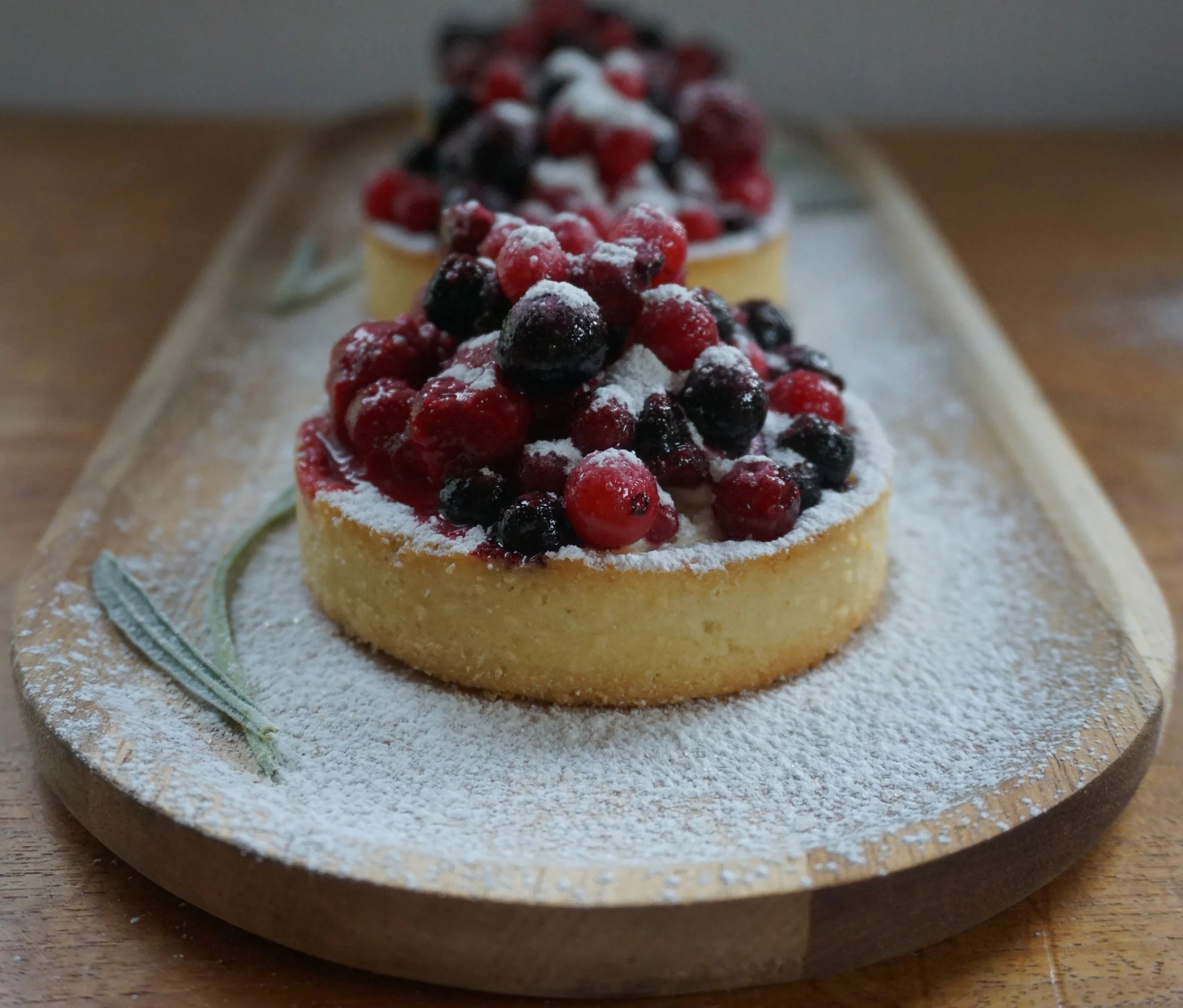 kleine Törtchen mit Beeren und Puderzucker