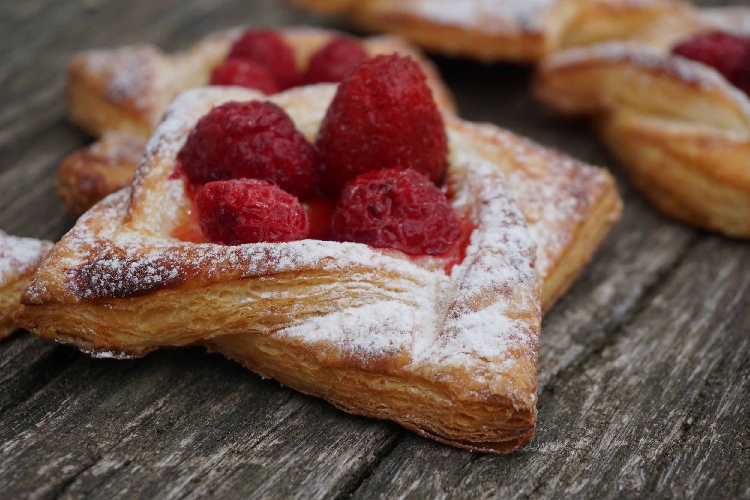 Plunderteilchen mit Himbeeren und Puderzucker.