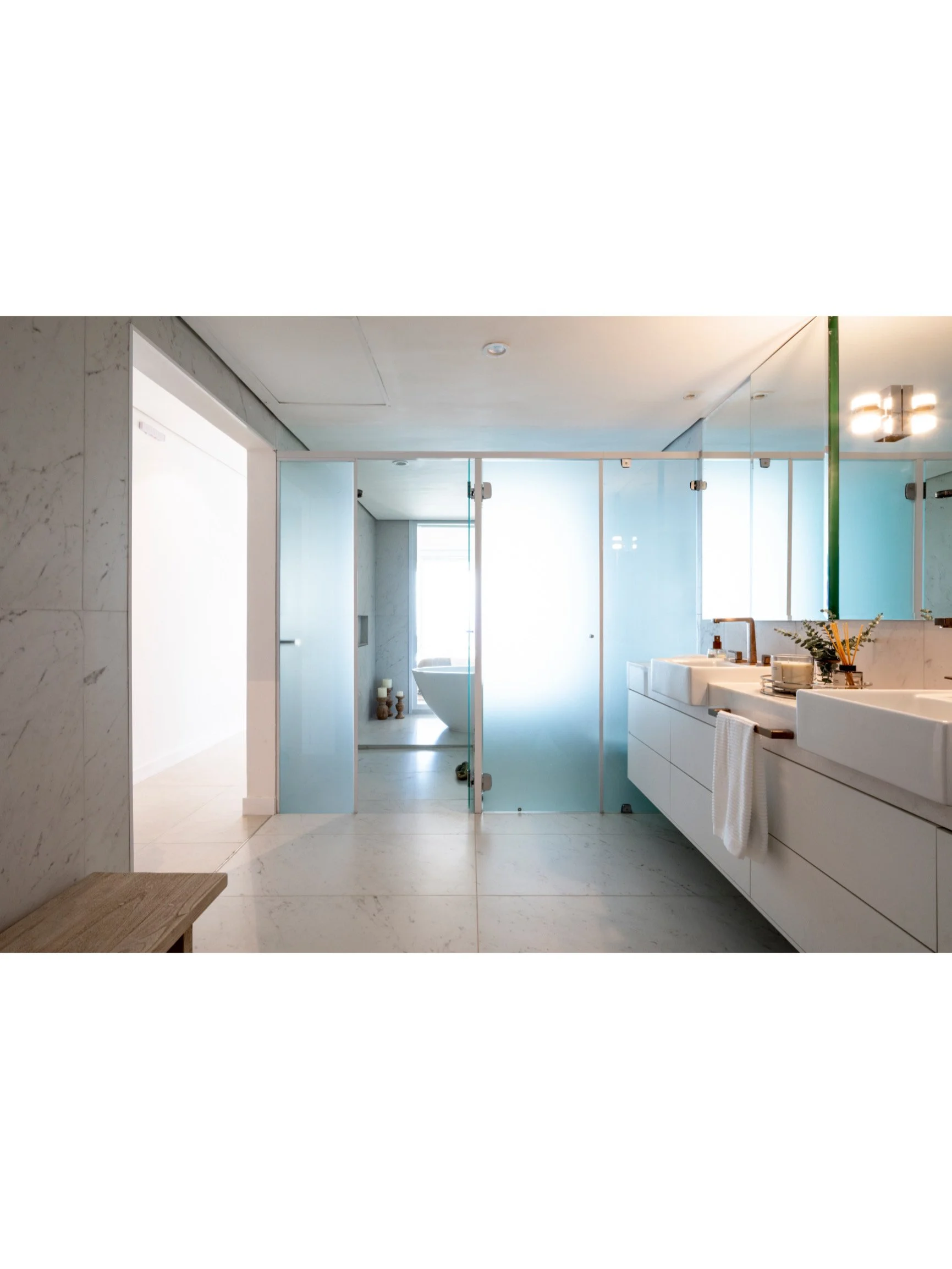 PRO ARQUITECTURA PARAGUAY architecture design PROSA
Baño moderno con lavabo doble, espejo grande, puertas de vidrio opaco, y bañera en el fondo