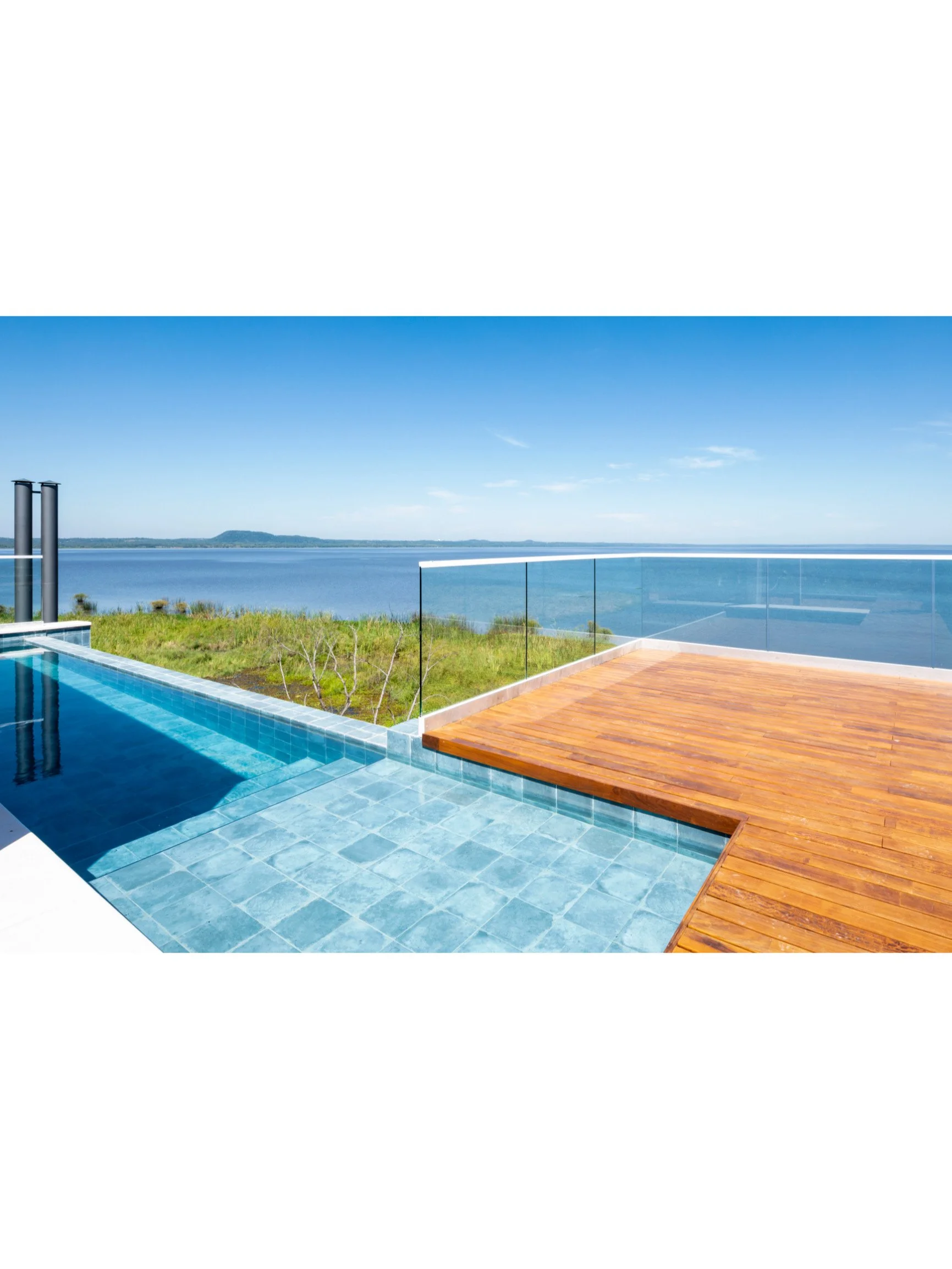 PRO ARQUITECTURA PARAGUAY architecture design PROSA
Terraza con piscina reflectante y vista al mar, con baranda de vidrio y cielo despejado.