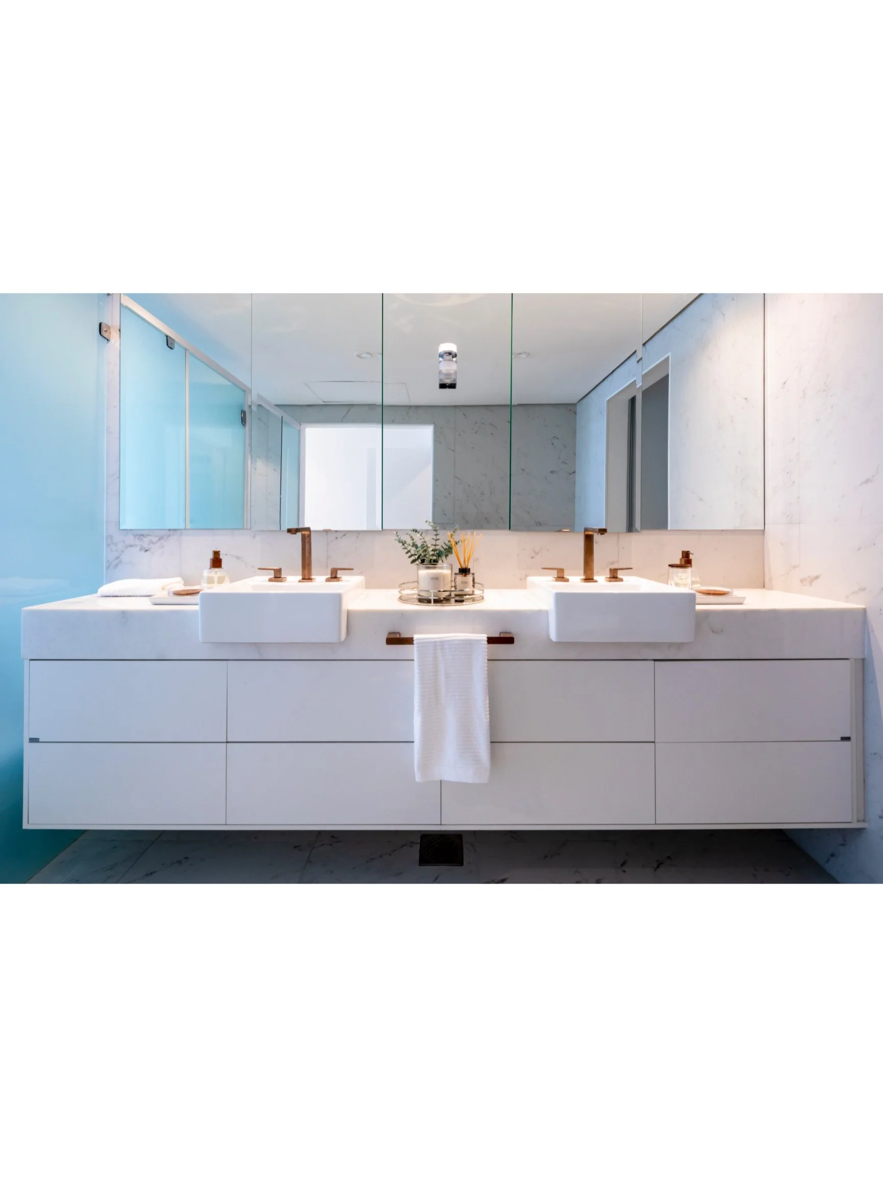 PRO ARQUITECTURA PARAGUAY architecture design PROSA
Lavabo doble en baño moderno con espejos grandes y accesorios de cobre