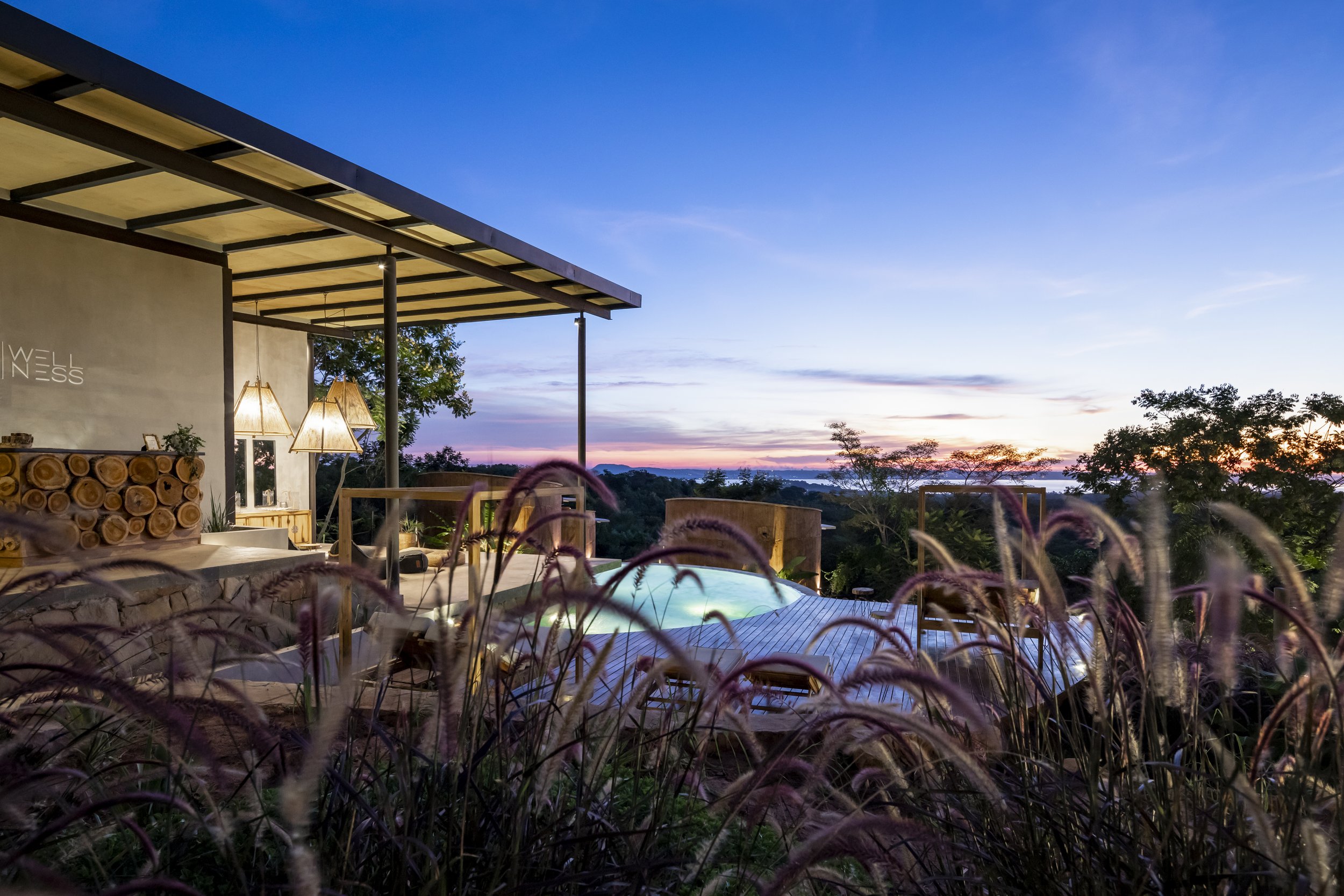 	
PRO ARQUITECTURA PARAGUAY architecture design PROSA
Escena de una casa moderna con una terraza y una alberca en un entorno natural con árboles y un atardecer en el horizonte.