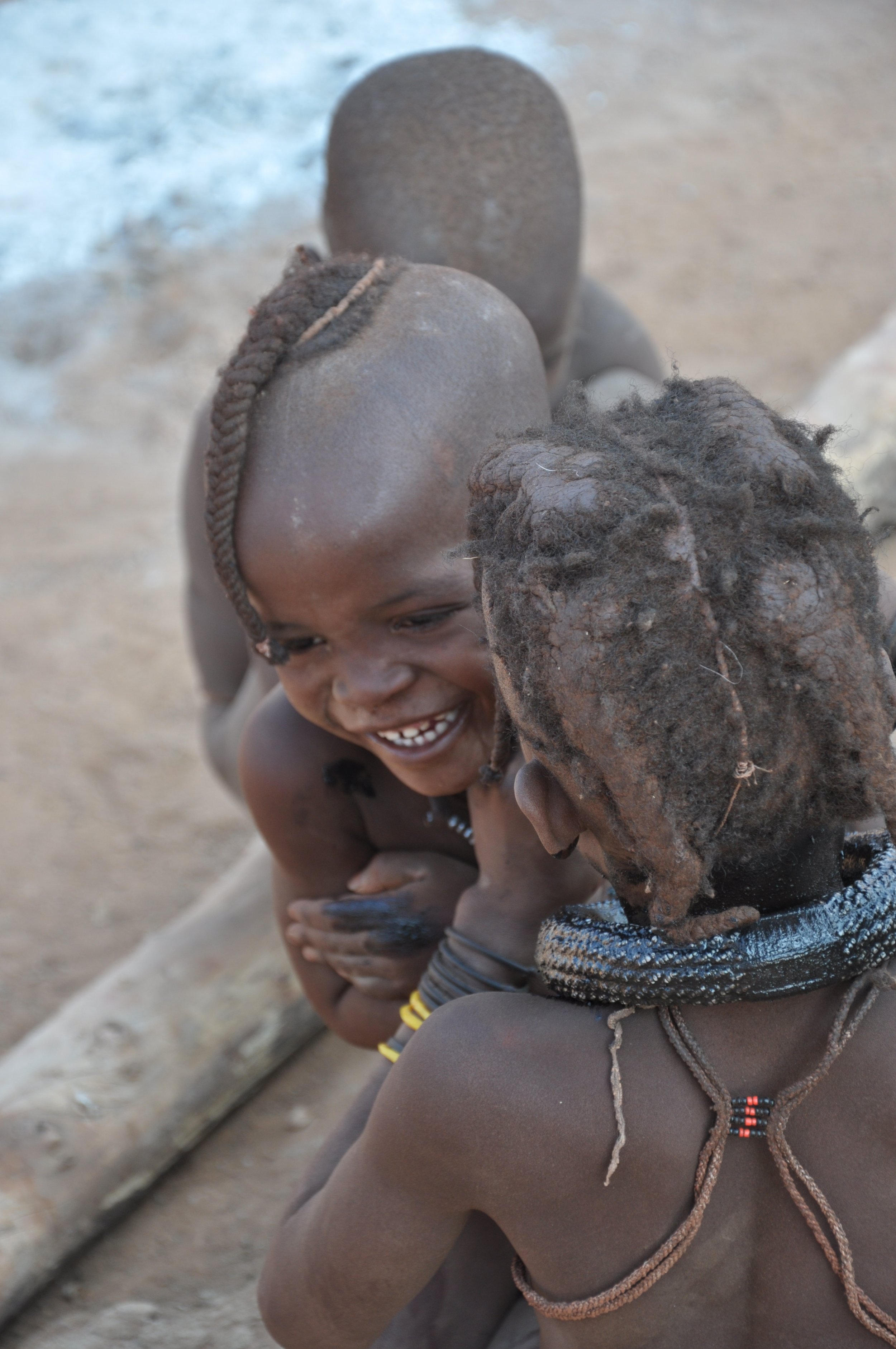 Twee jonge kinderen lachen en spelen samen in Namibië