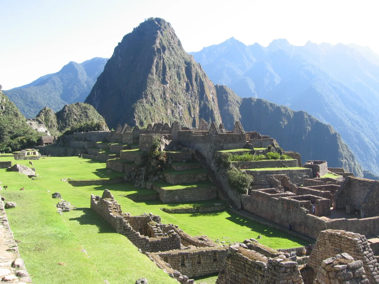 Machu pichu met bergen op de achtergrond