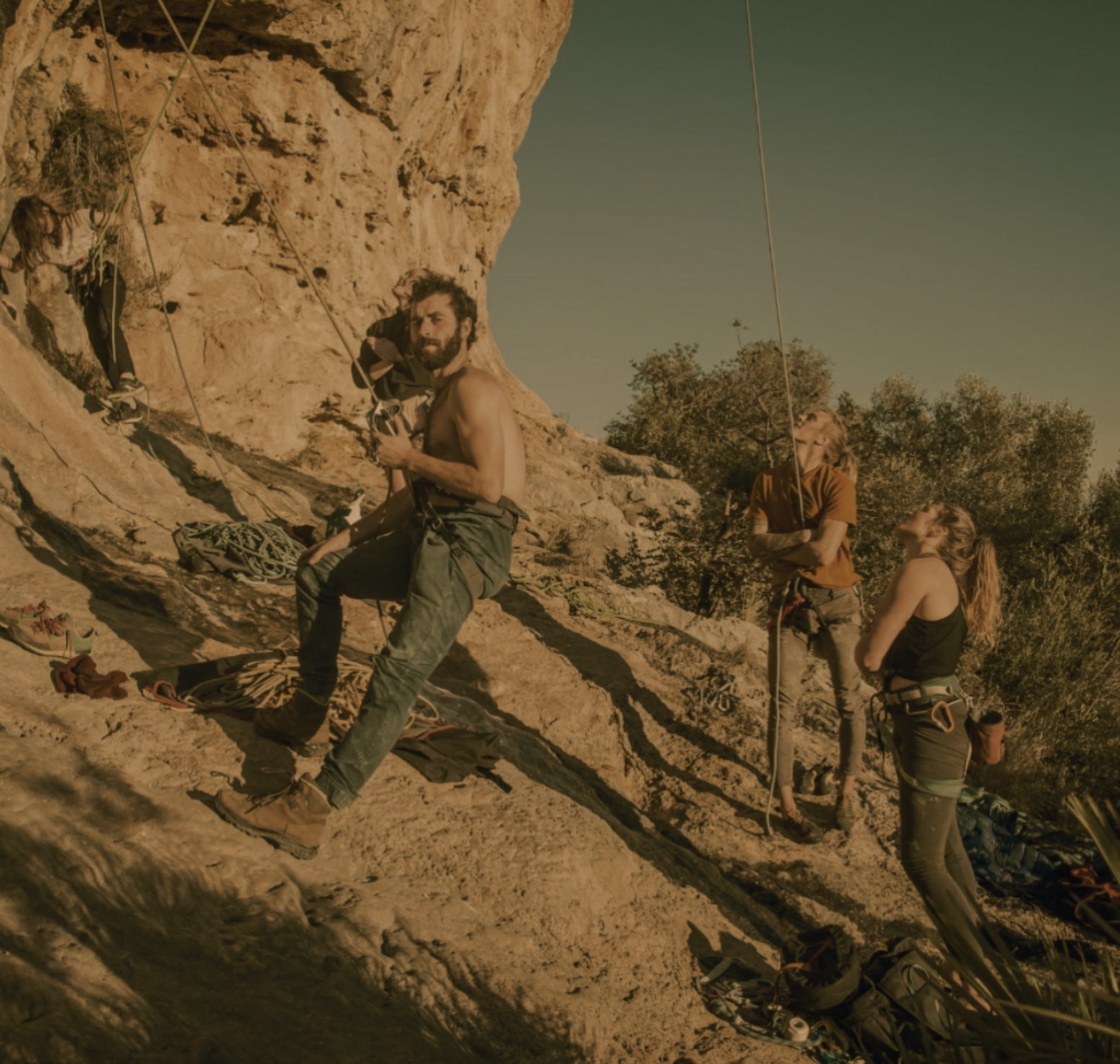 Vrouw klimt aan een rotswand in een binnenclimbinghal.