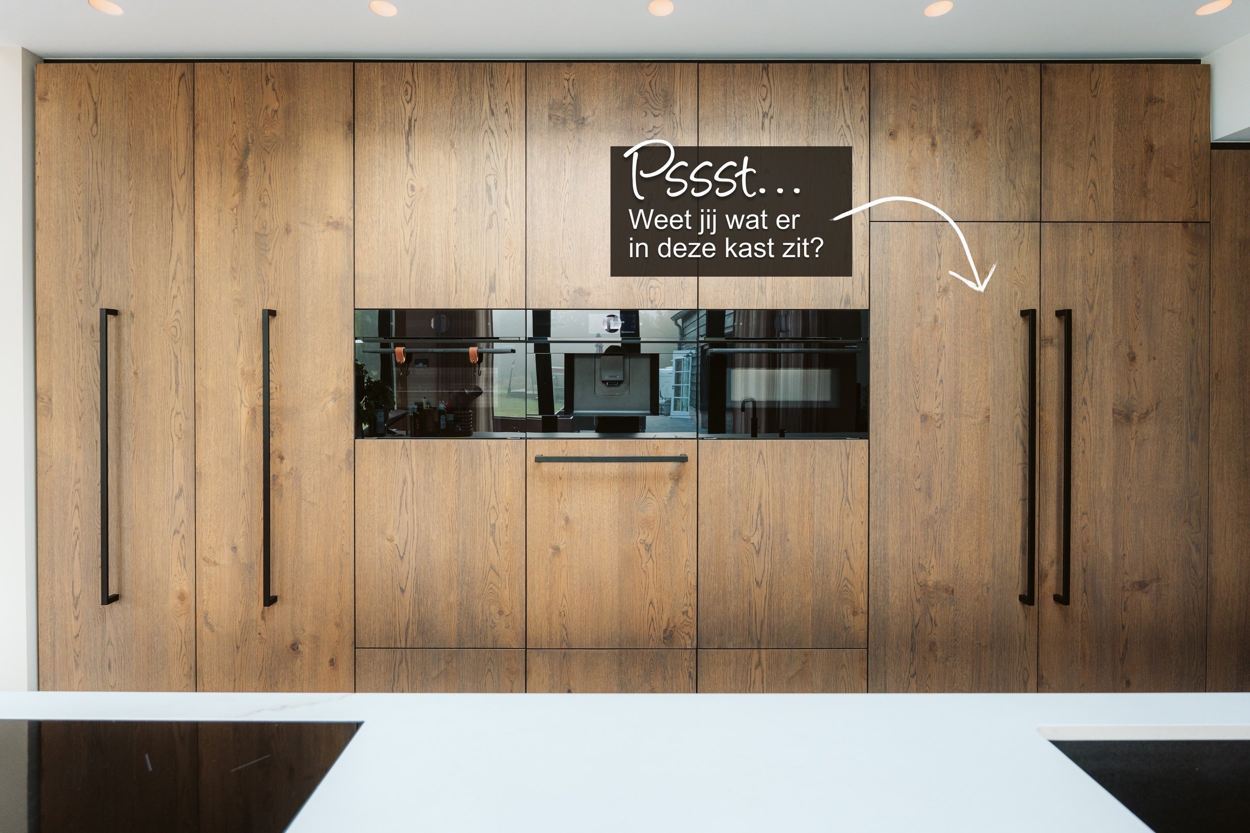 Een eigen koffiecorner in huis? ☕

Voor deze woning realiseerden we een koffiecorner, slim weggewerkt achter kastdeuren. Alles binnen handbereik, netjes uit het zicht &eacute;n precies afgestemd op de wensen van de bewoners.

Eerlijk: wie wil dit nou