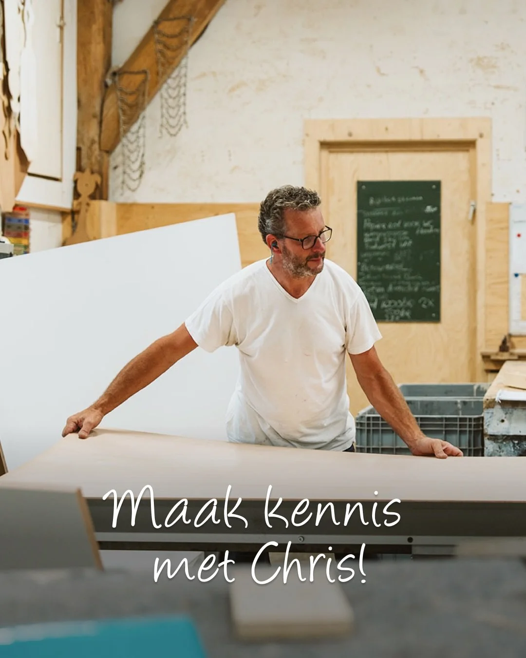 Chris werkt al ruim 20 jaar bij ons bedrijf en is een zeer ervaren timmerman! Binnen ons bedrijf is hij de specialist in het maken van interieur zoals keukens en kasten. Hierdoor is hij veel te vinden op de werkplaats en kantoor. 

Kies jij voor een 