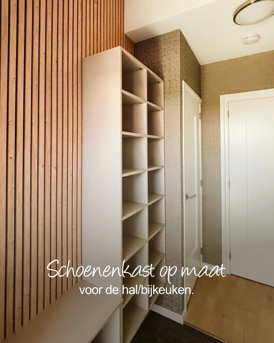 Een plek voor alle schoenen, zonder dat de hal meteen vol staat. 🥾

Voor deze hal/bijkeuken maakten we een schoenenkast op maat, met open vakken en een bankje om even te zitten bij het aantrekken van je schoenen. De kast sluit aan op de houten latte