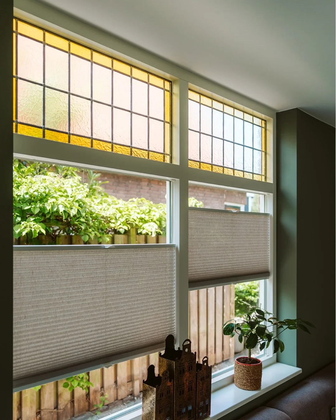 Deze stijlvolle woning uit de jaren 30 hebben wij niet alleen de benedenverdieping van binnen compleet verbouwd, maar ook de buitenkozijnen van de benedenverdieping zijn vervangen, aangepast en voorzien van prachtige glas-in-loodramen.
