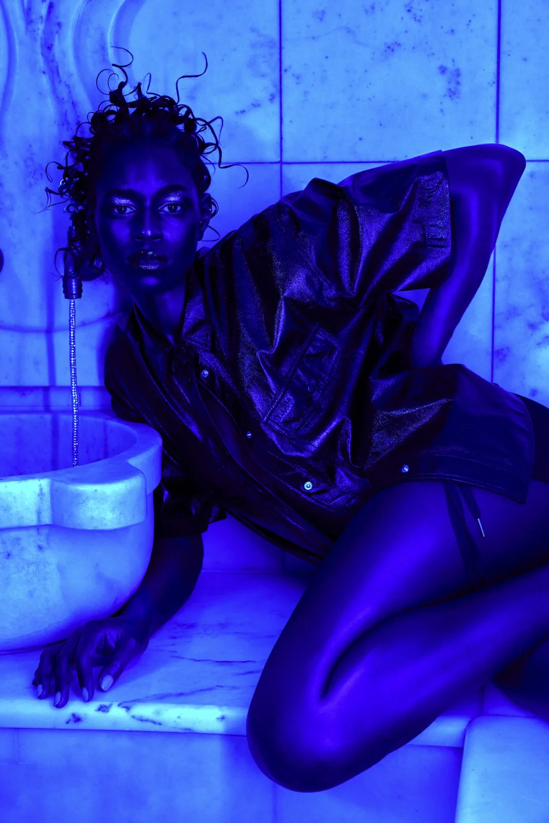 schwarzes model in hamamm in blauem Licht post in cooler fashion