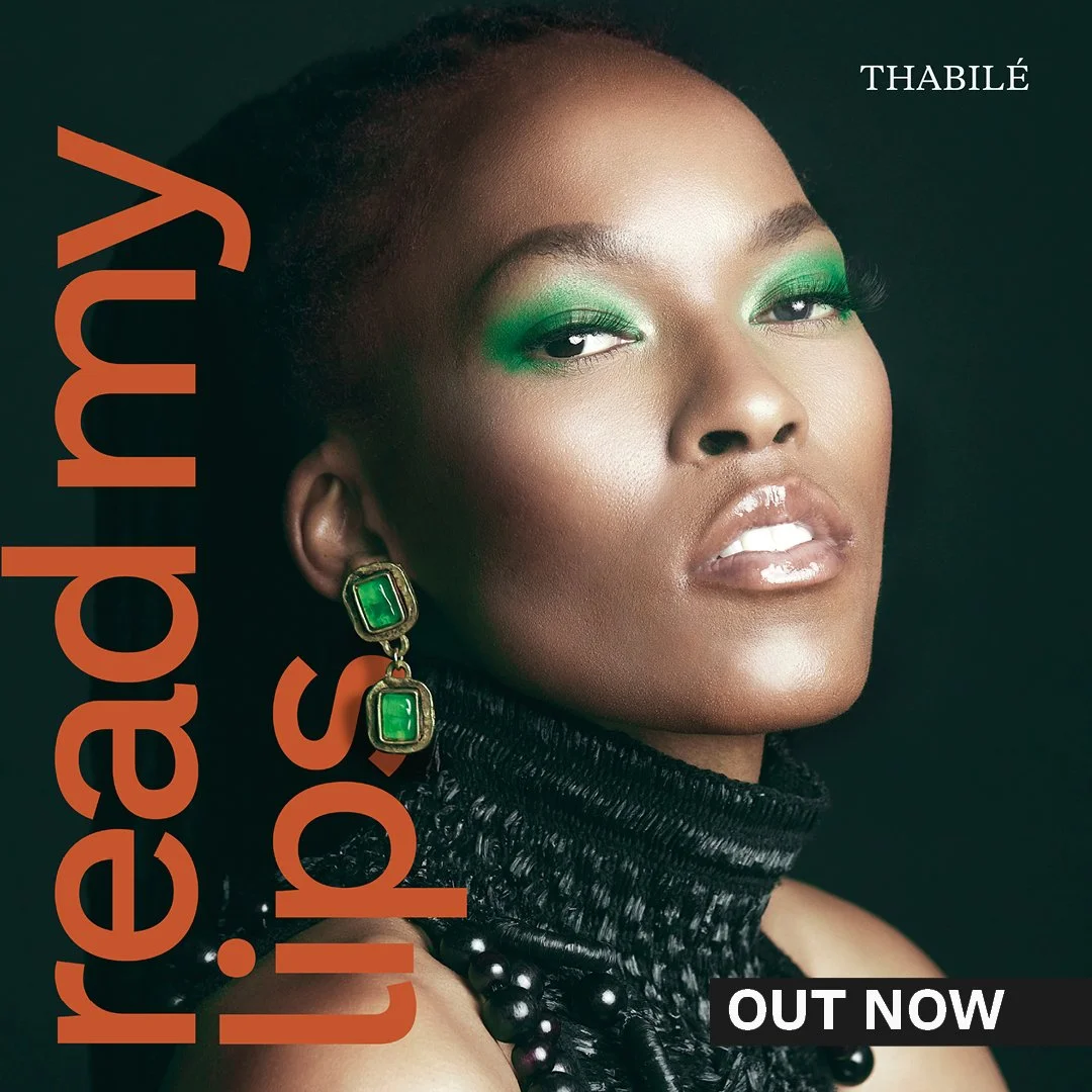 Die Sängerin Thabile portrailiert mit grünem Schmuck und Make-up auf dem Cover ihres neuen Albums