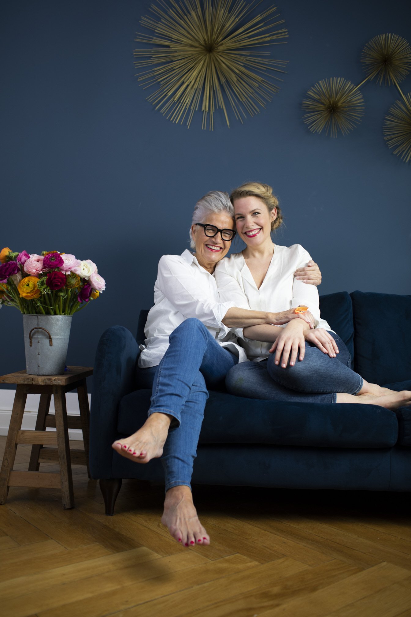 Buchcover von Greta Silver mit ihrer Tochter Lotta Laabs Arm in Arm auf einer Couch sitzend mit Blumen daneben