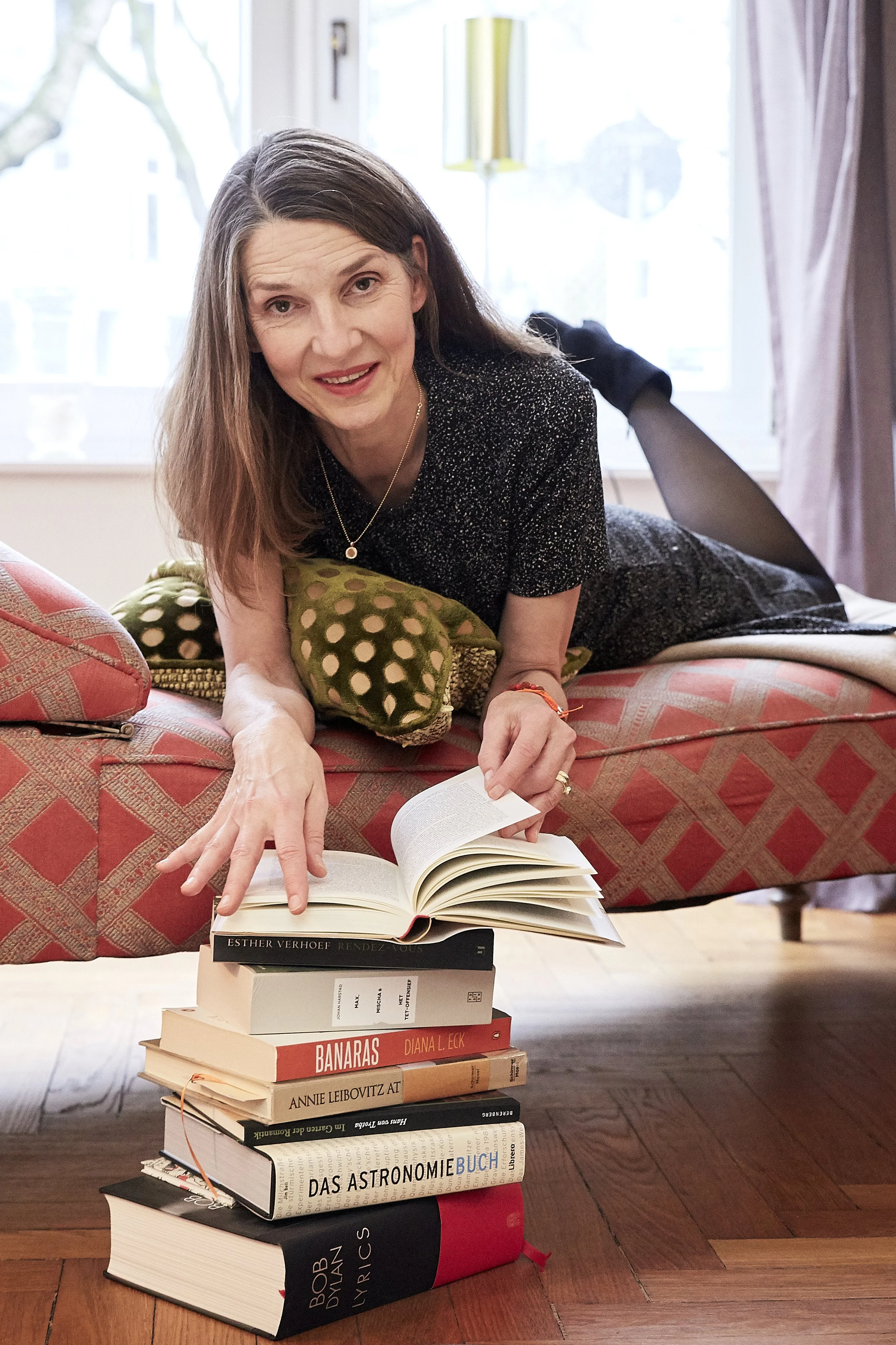 Die einunsechsig jährige Psychologin Anja Helberg in ihrer Praxis in Hamburg liegt auf ihrem Sofa und ließt ein Buch