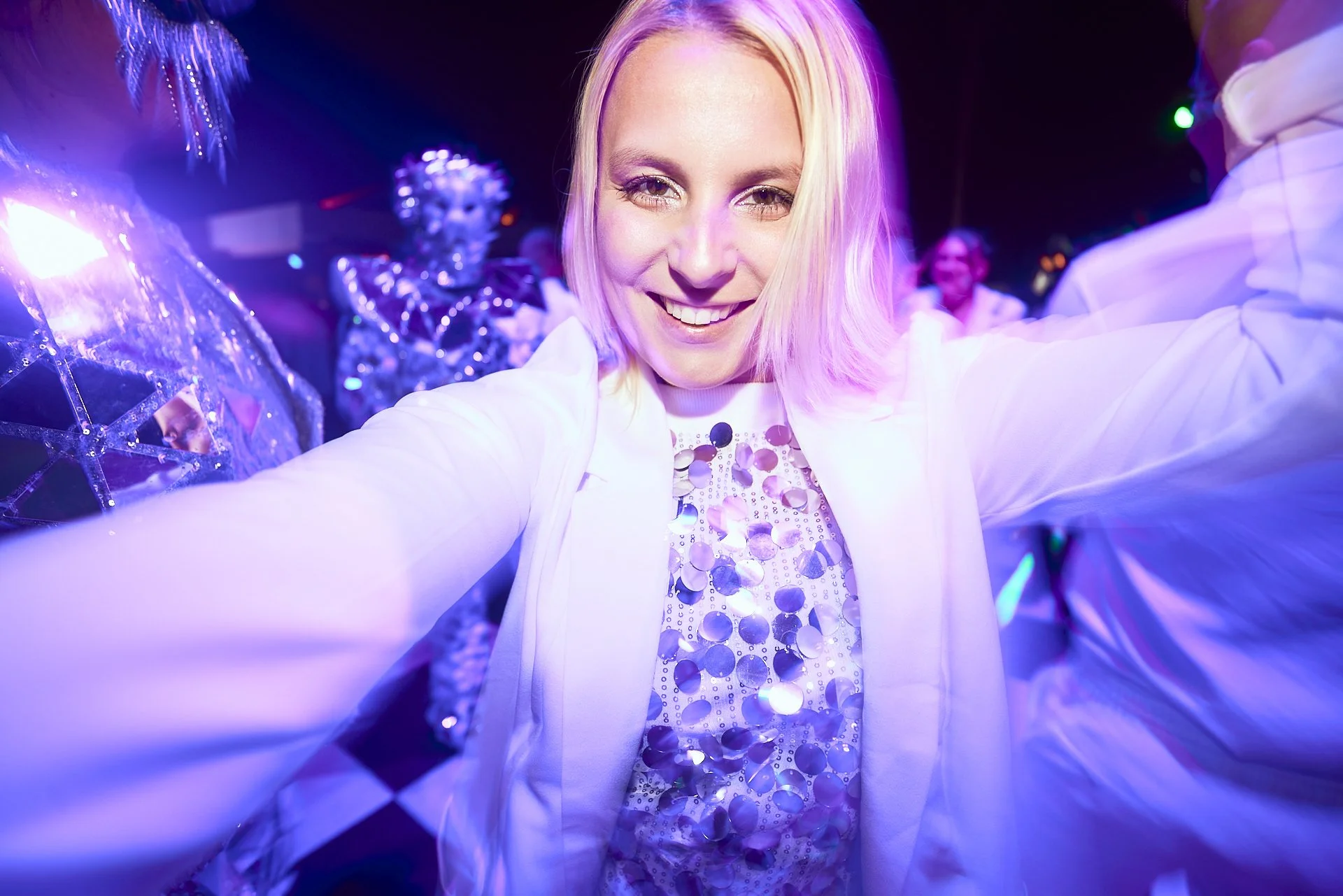 Entertainerin des TUI Magic Life Clubs in der Türkei tanzt auf dem Dancefloow mit der Kamera zur Star night in White in einem wießen und glitzenden Outfit