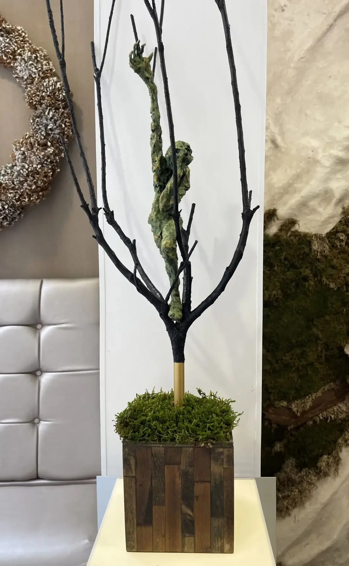 Künstlerisches Objekt im Salon von Andreas Garzareck in Halle (Saale). Individuelle Gestaltung mit Skulptur, Naturmaterialien und handgefertigtem Interior-Design.