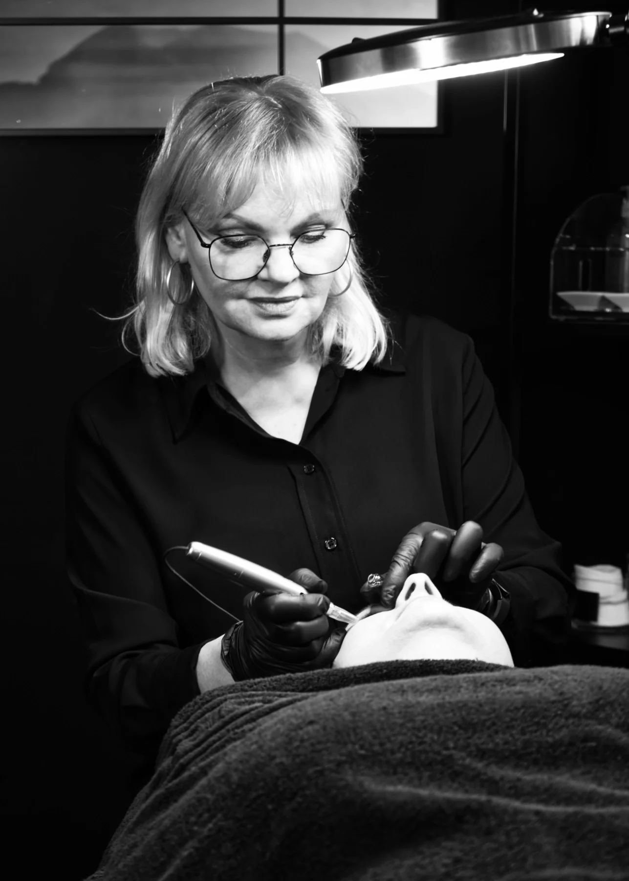 Ariane Garzareck konzentriert bei einer Permanent Make-up Behandlung im stilvollen Cosmetics-Studio in Halle (Saale).