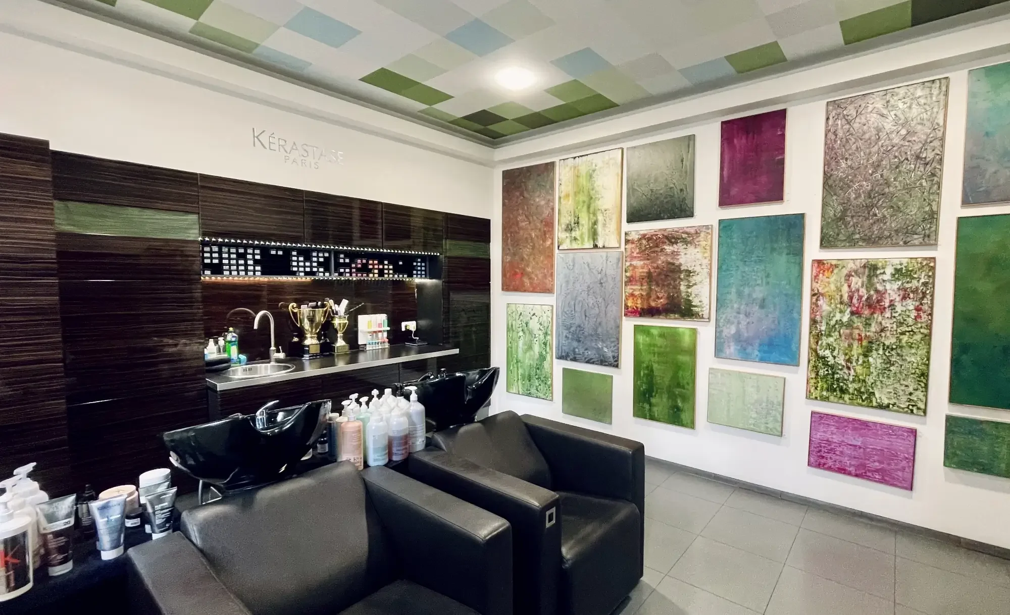 Waschlounge von Garzareck Coiffeur & Cosmetics in Halle (Saale) mit großformatigen Kunstwerken, modernem Interior und hochwertigen Pflegebereichen.