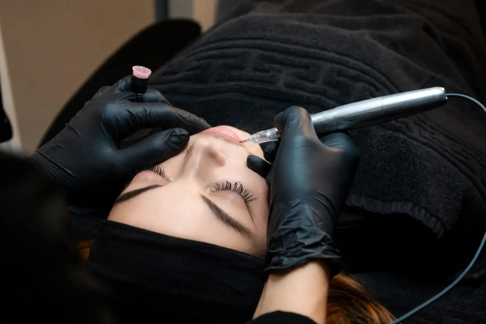 Ariane Garzareck pigmentiert die Lippen einer Kundin im Rahmen einer Permanent-Make-up-Behandlung. Die präzise Lippenpigmentierung sorgt für eine natürlich definierte Lippenkontur, harmonische Farbgebung und ein dauerhaft gepflegtes Erscheinungsbild.