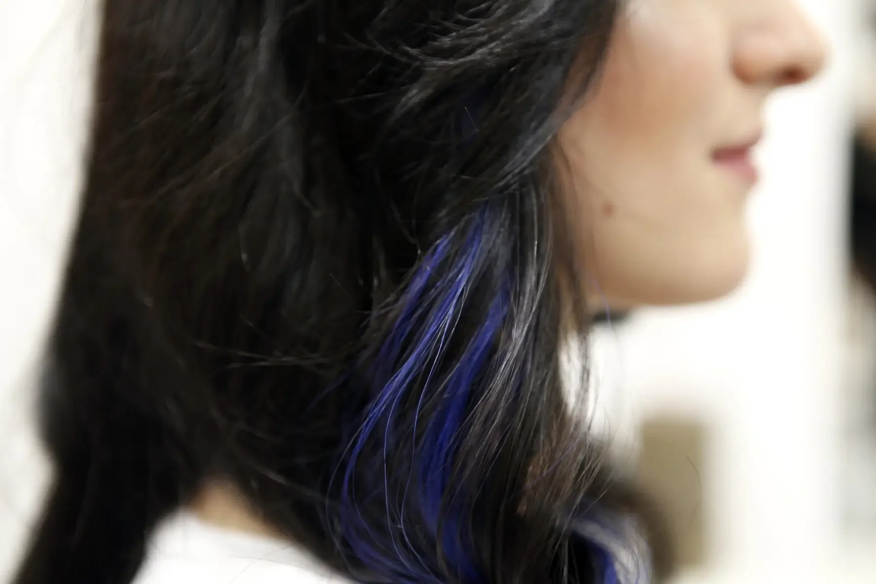 Dunkles Haar mit eingearbeiteten blauen Great Lengths Farbakzenten als dezente Effektsträhnen – individuelle Farbveränderung bei Garzareck in Halle (Saale).