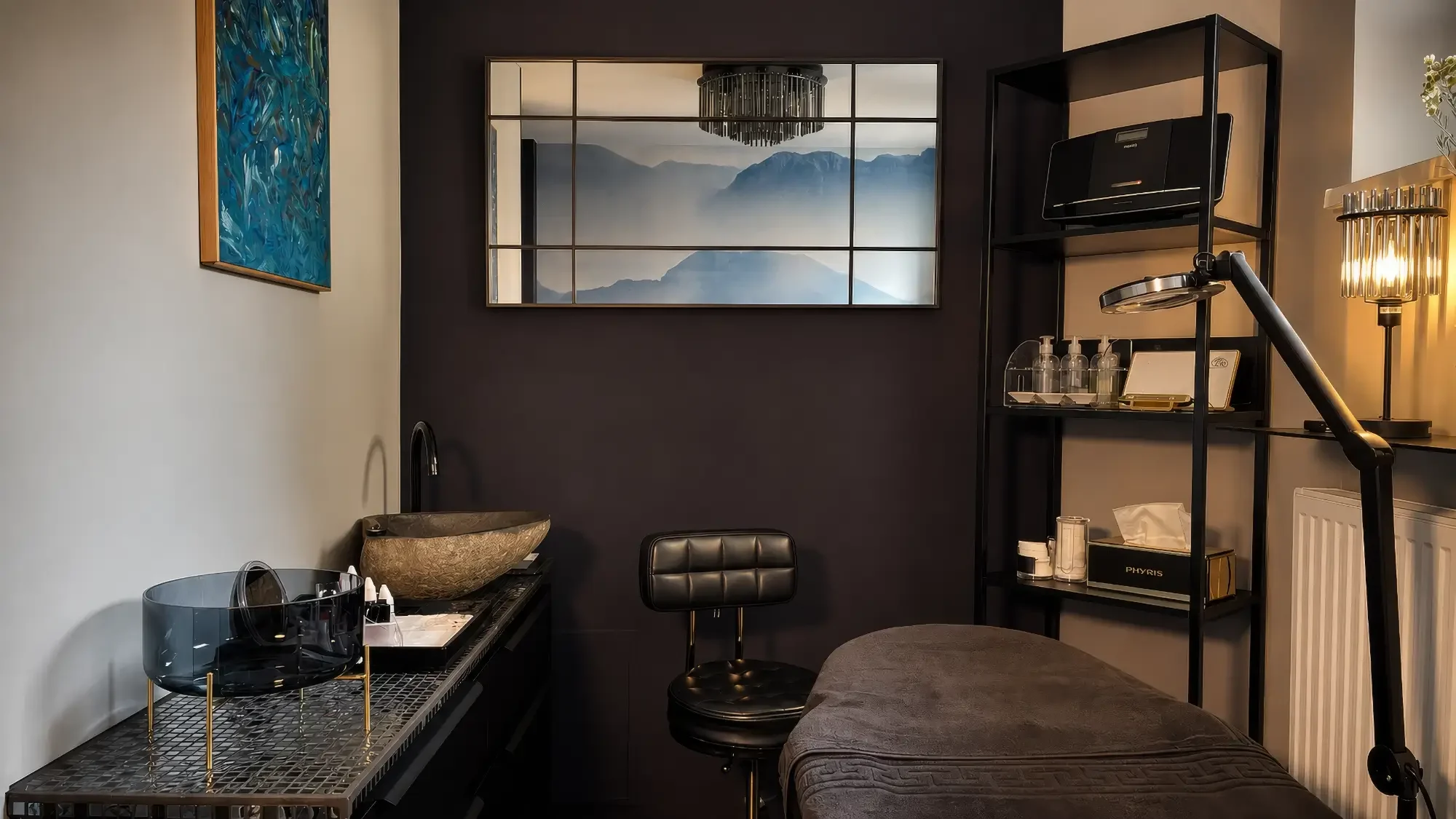 Modern eingerichteter Behandlungsraum von Garzareck Cosmetics in Halle (Saale). Stilvolles Ambiente für Gesichtsbehandlungen, Permanent Make-up und professionelle Kosmetik.