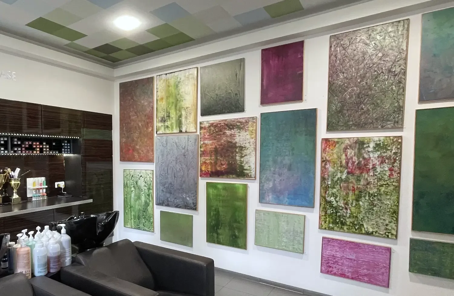 Hair- und Beauty-Salon von Garzareck in Halle (Saale) mit einer Galerie abstrakter Kunstwerke, modernen Waschplätzen und hochwertigem Ambiente.