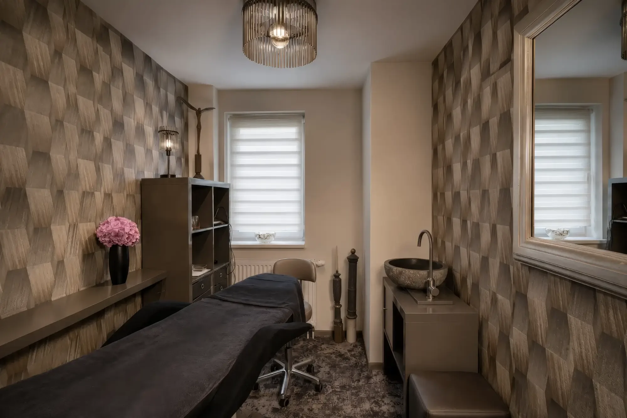 Ruhiger Behandlungsbereich mit Kosmetikliege und hochwertigem Interior im Kosmetikstudio von Garzareck Coiffeur & Cosmetics in Halle (Saale).