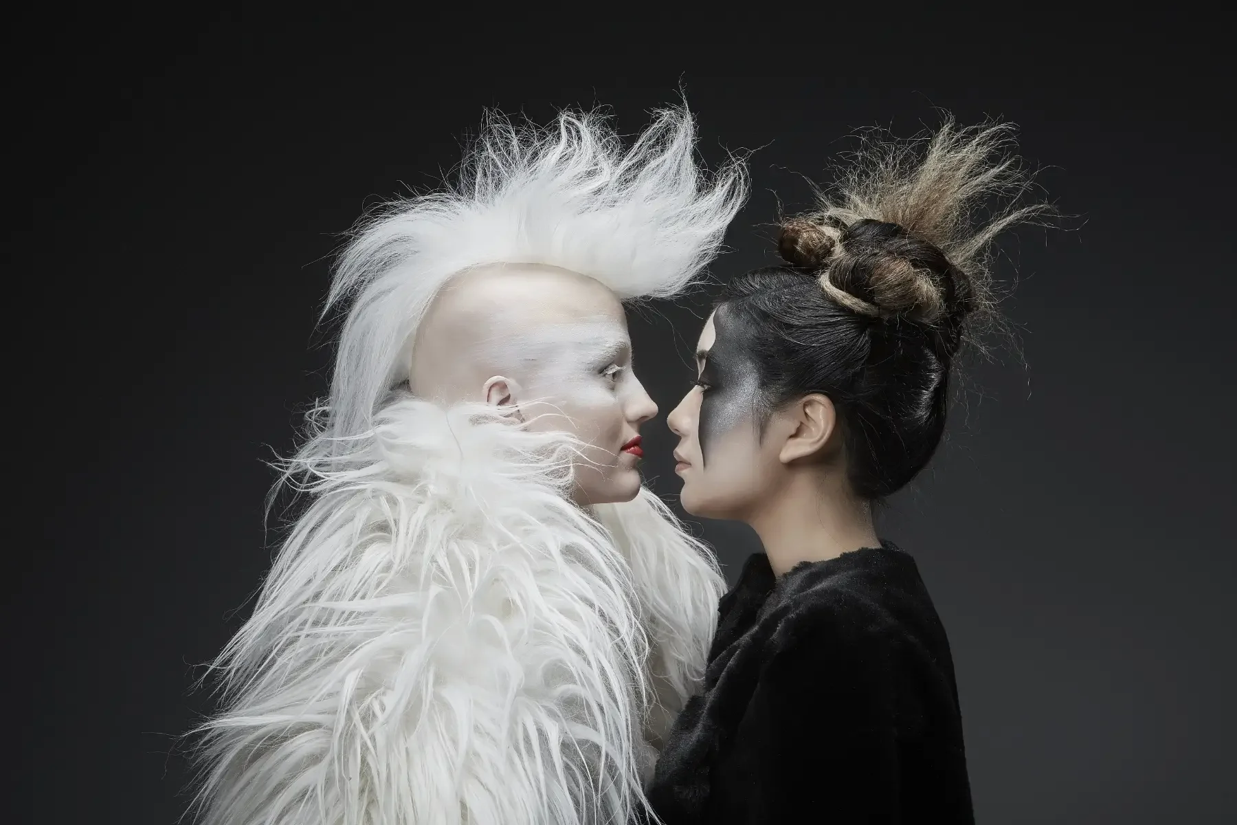 Zwei Models mit ausdrucksstarken Editorial-Frisuren beim Fotoshooting „Black & White“ von Garzareck in Halle (Saale).