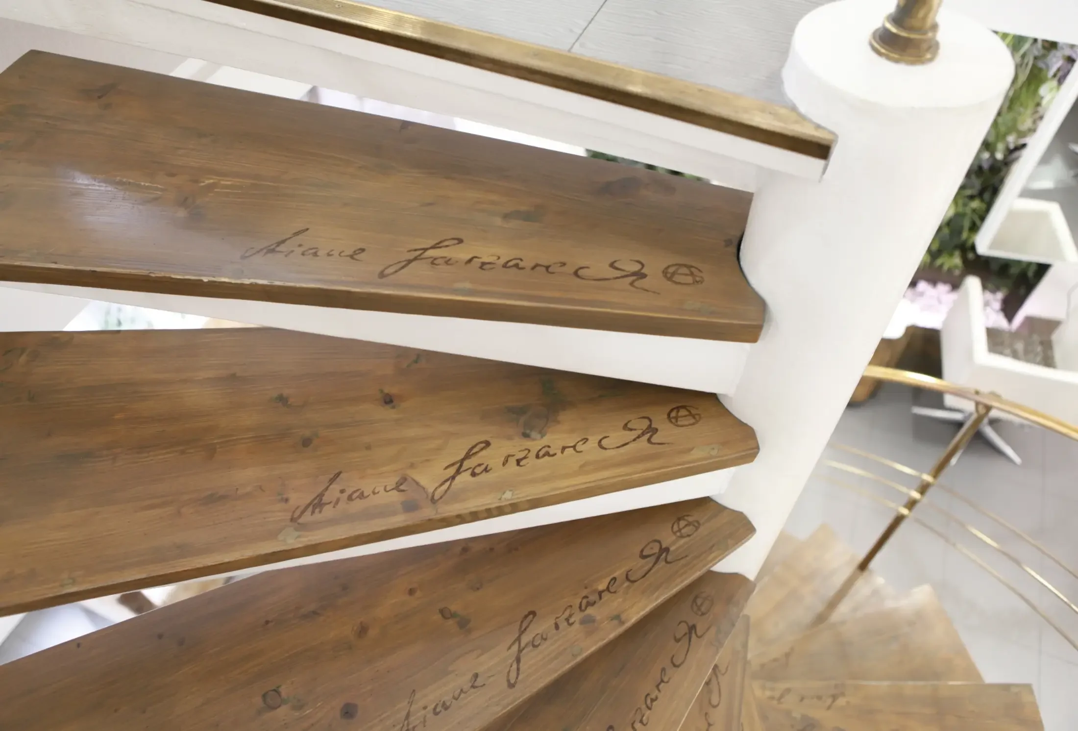 Design-Treppe mit handschriftlicher Signatur von Andreas Garzareck im Salon von Garzareck Coiffeur & Cosmetics in Halle (Saale). Individuell gestaltetes Interieur mit hochwertigen Materialien und künstlerischen Details.