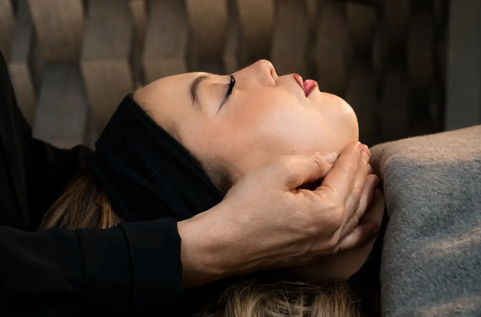 Entspannende Gesichtsmassage während einer professionellen Kosmetikbehandlung mit Fokus auf Hautpflege, Regeneration und Wohlbefinden in Halle (Saale).