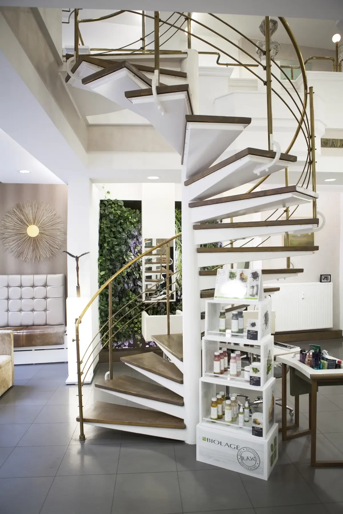Geschwungene Designtreppe im Salon von Garzareck Coiffeur & Cosmetics in Halle (Saale). Die offene Architektur verbindet Empfang, Stylingbereich und Galerie zu einem außergewöhnlichen Raumkonzept.