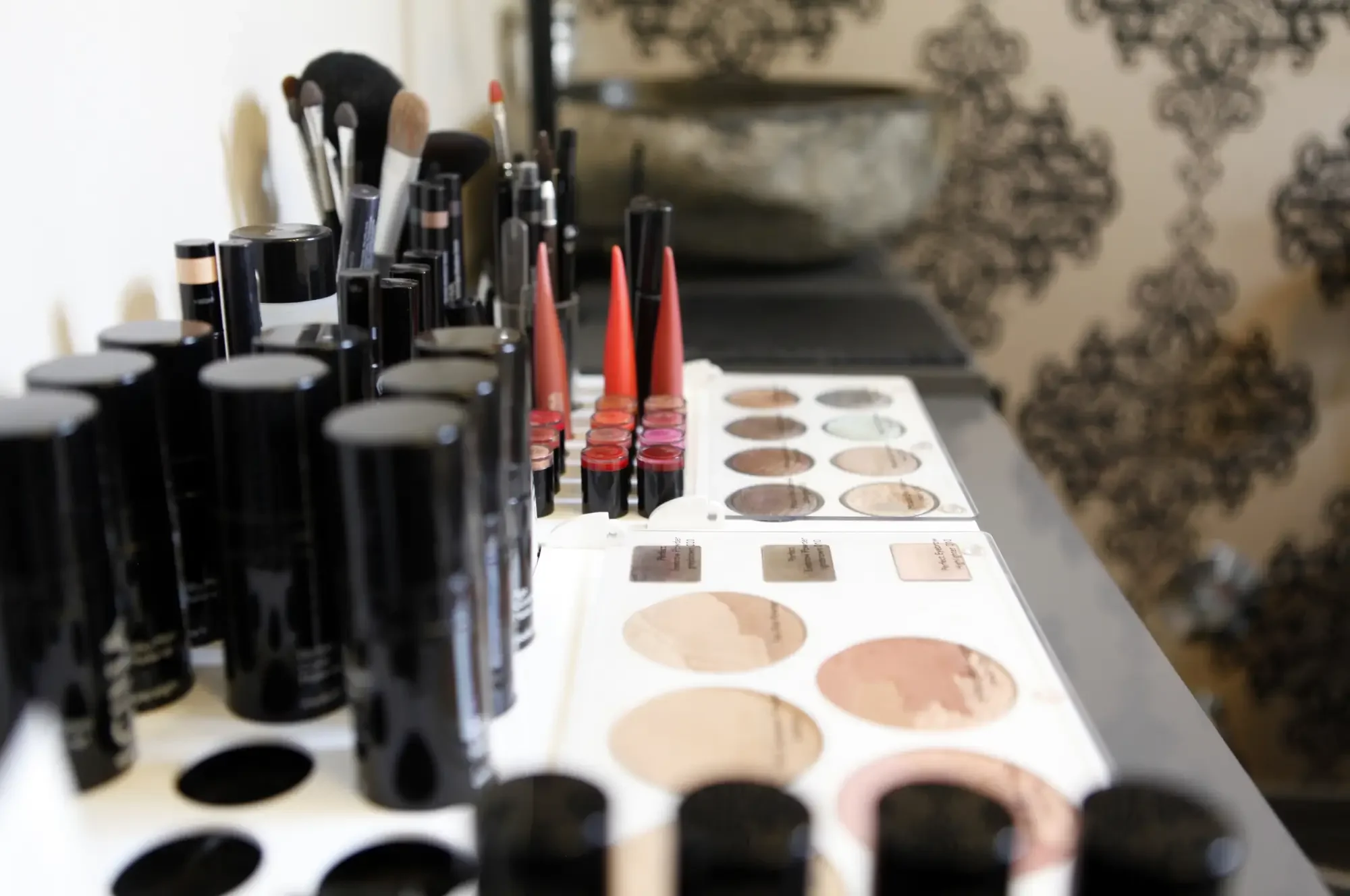 Professionelle Make-up-Produkte und Kosmetik im Beautybereich von Garzareck Coiffeur & Cosmetics in Halle (Saale). Hochwertige Ausstattung für Visagie und individuelles Make-up.