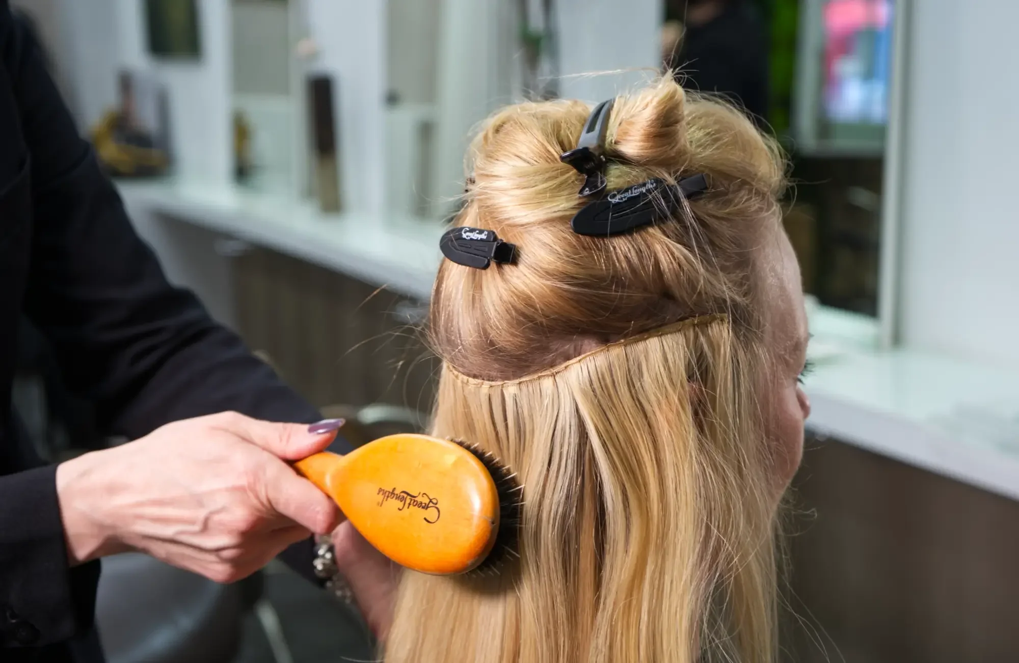 Great Lengths Echthaar-Extensions werden nach der Einarbeitung sanft ausgebürstet. Die Haarverlängerung verbindet sich nahtlos mit dem Eigenhaar und sorgt für natürliche Länge, Fülle und ein harmonisches Gesamtbild bei Garzareck Halle (Saale).