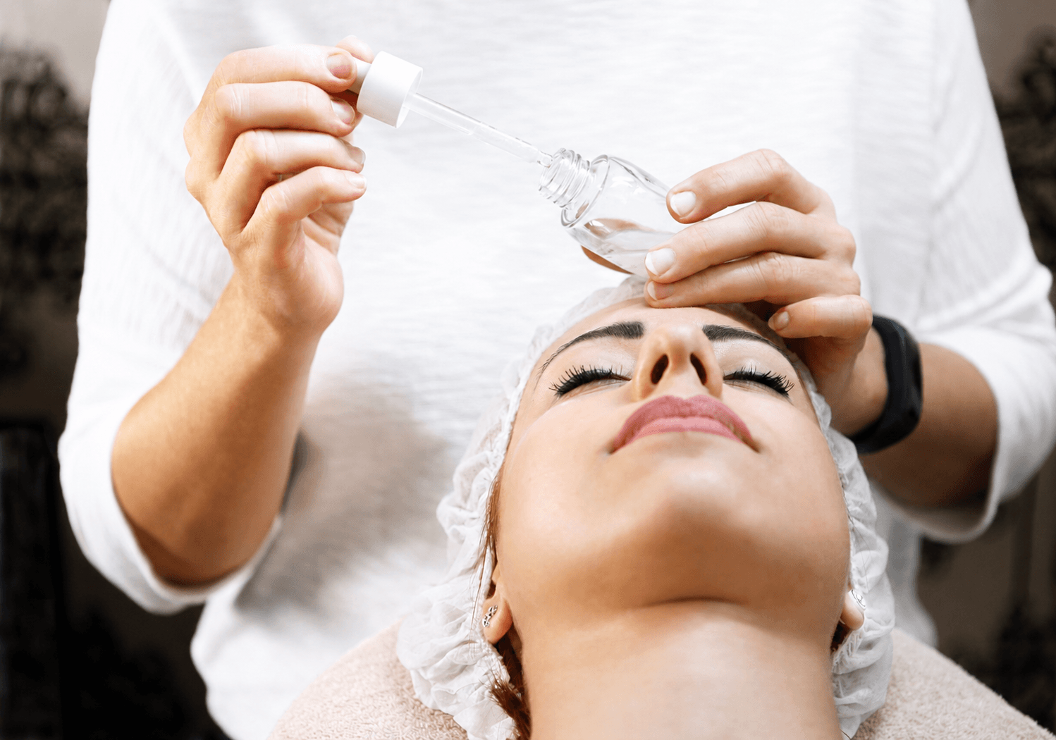 Auftragen eines hochwirksamen Serums während einer professionellen Gesichtsbehandlung im Cosmetics-Bereich von Garzareck in Halle (Saale).