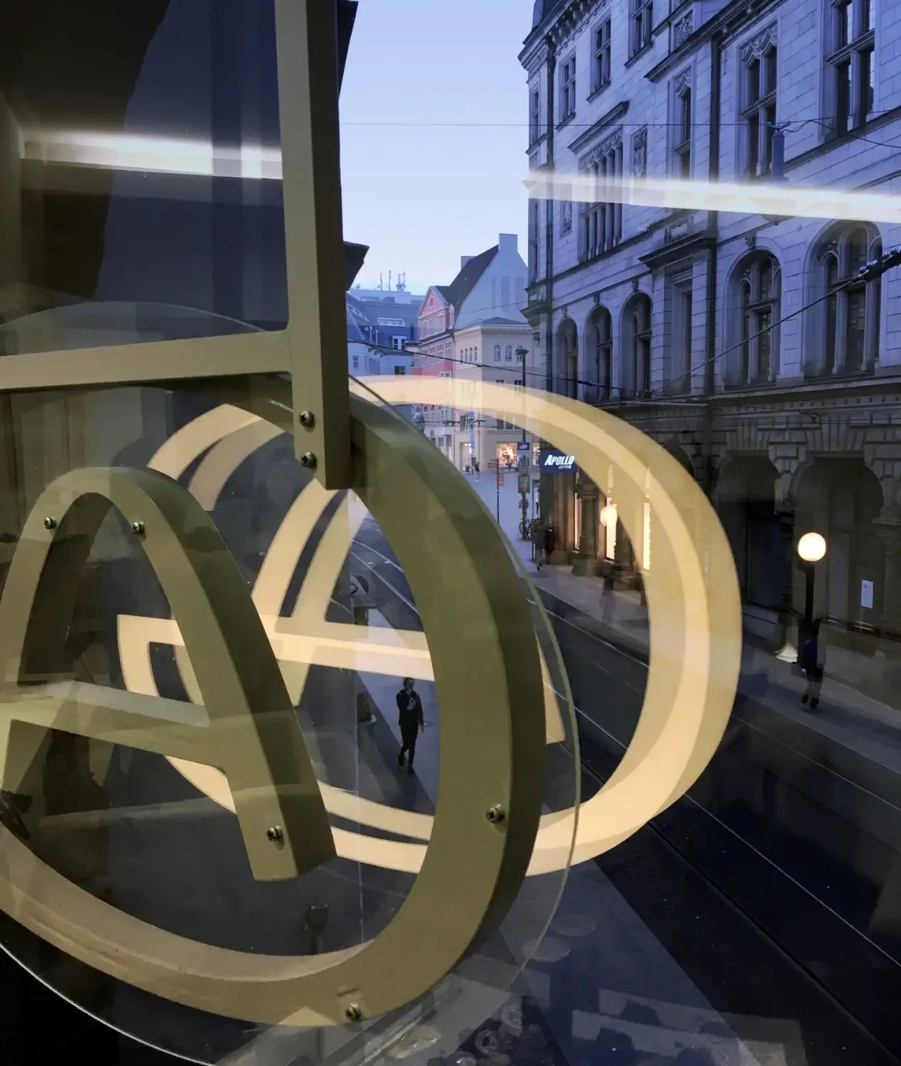 Blick aus dem Garzareck Salon auf die Große Ulrichstraße in Halle (Saale), mit Spiegelung des goldenen Logos im Schaufenster.