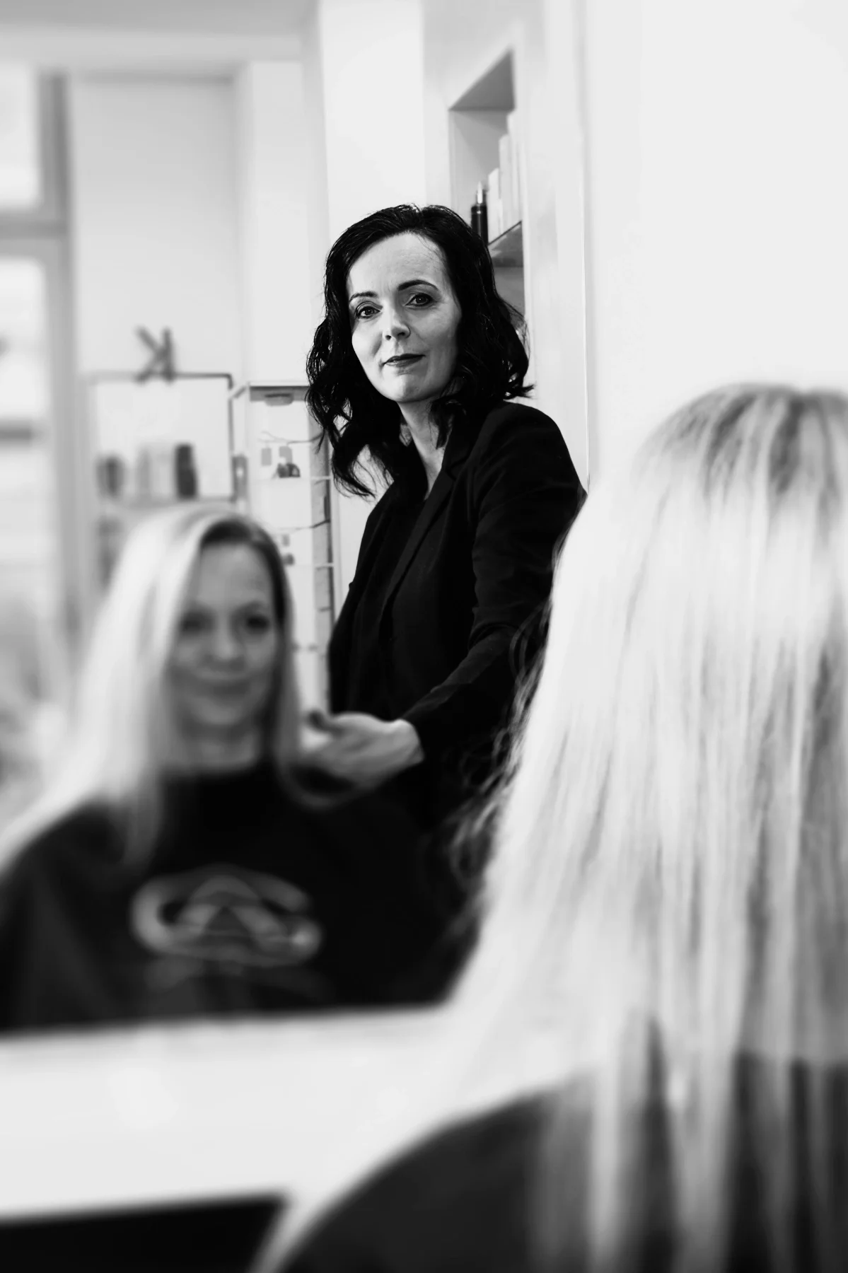 Sandra Müller berät eine Kundin bei Garzareck Coiffeur & Cosmetics in Halle (Saale) zur Great Lengths Haarverlängerung und Haarverdichtung. Individuelle Beratung vor der Auswahl von Echthaar-Extensions für ein natürliches Ergebnis.