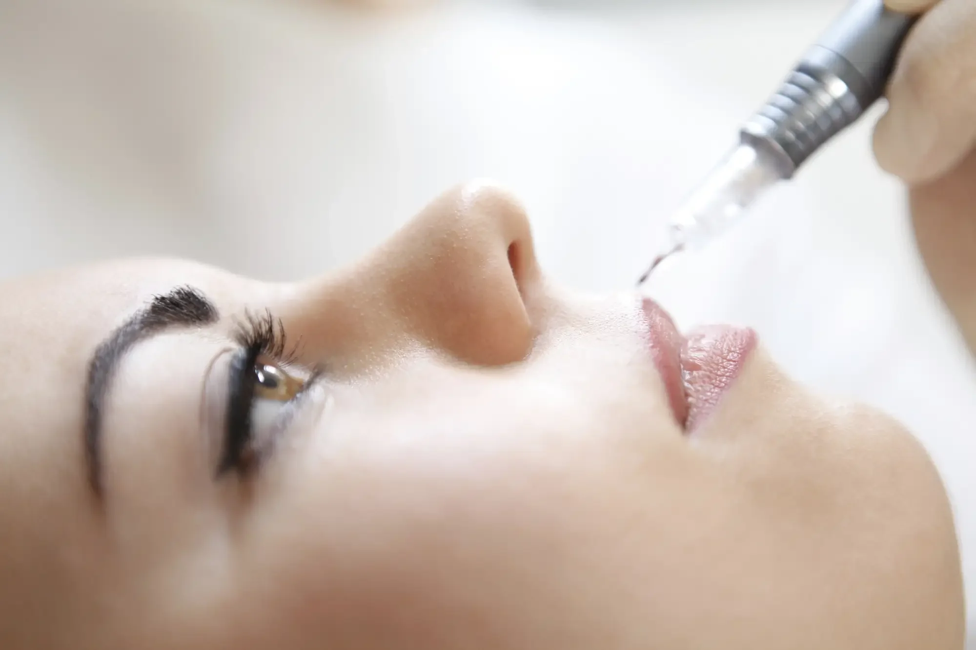 Ariane Garzareck pigmentiert die Lippenkontur einer Kundin mit Permanent Make-up. Die präzise Konturierung verleiht den Lippen mehr Definition, eine harmonische Form und bildet die Grundlage für ein natürliches, dauerhaft schönes Lippenbild.
