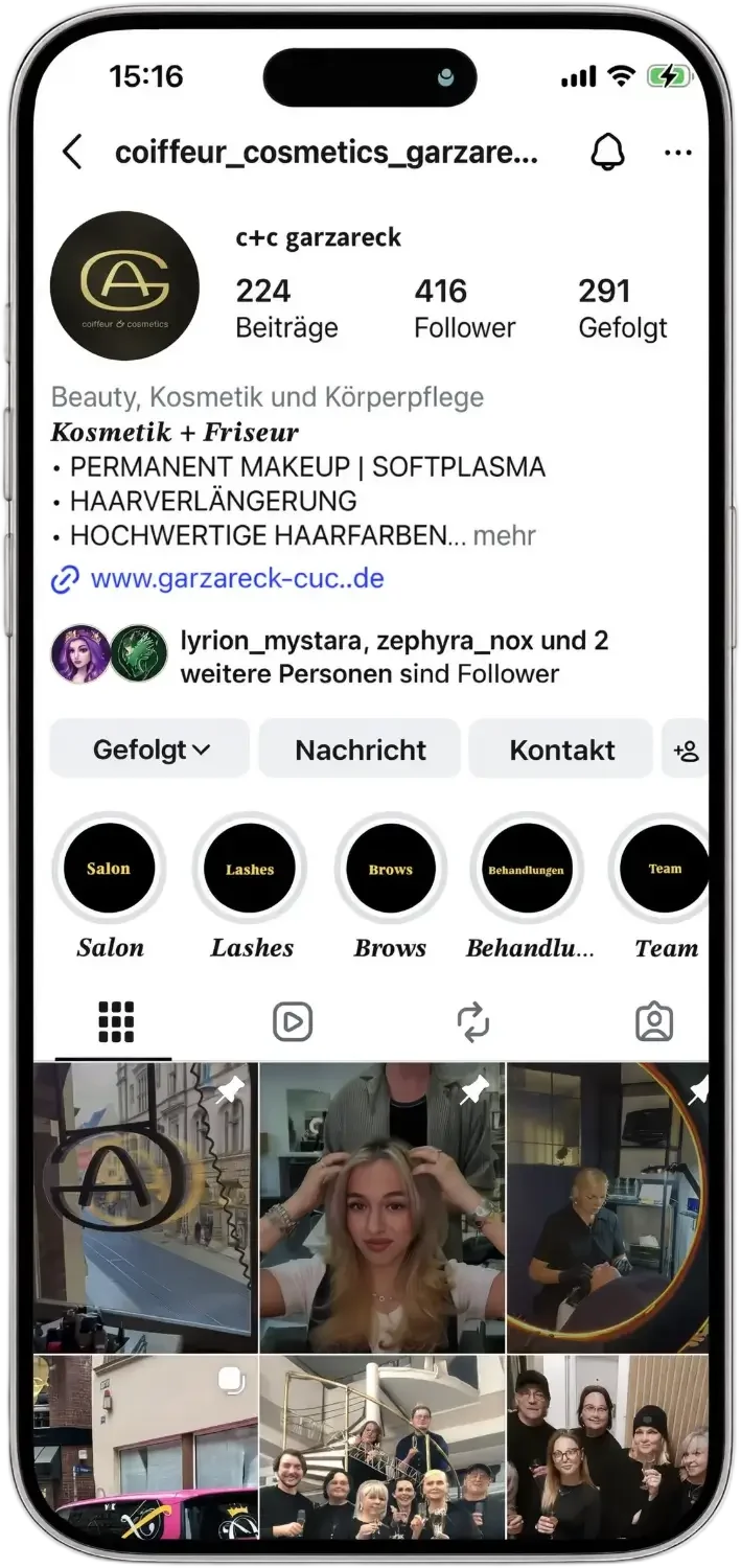 Dunkelblaues iPhone mit geöffnetem Instagram-Profil von Garzareck Coiffeur & Cosmetics in Halle (Saale) und Einblicken in den aktuellen Feed.