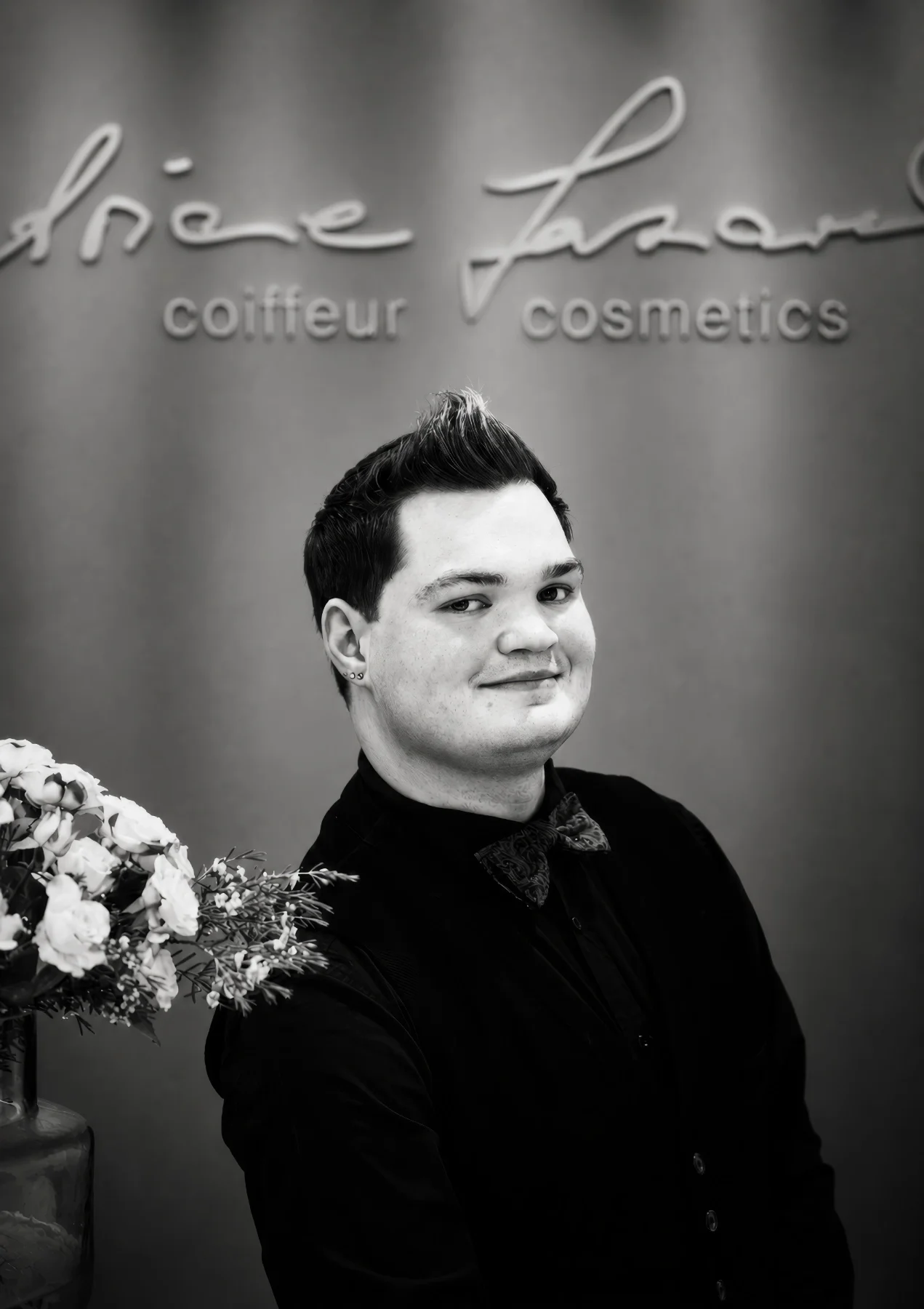 Porträt eines Friseur-Auszubildenden im Coiffeur Garzareck in Halle (Saale). Als angehender Friseur unterstützt er das Team im Salon und entwickelt sein handwerkliches Können in den Bereichen Haarschnitt, Styling und Coloration.