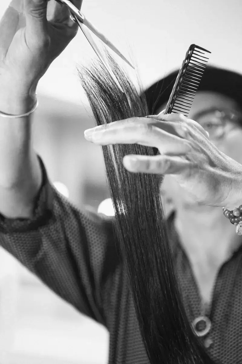 Andreas Garzareck schneidet präzise eine Haarpartie während eines professionellen Haarschnitts bei Garzareck und legt damit die Grundlage für Form, Struktur und individuelles Styling.