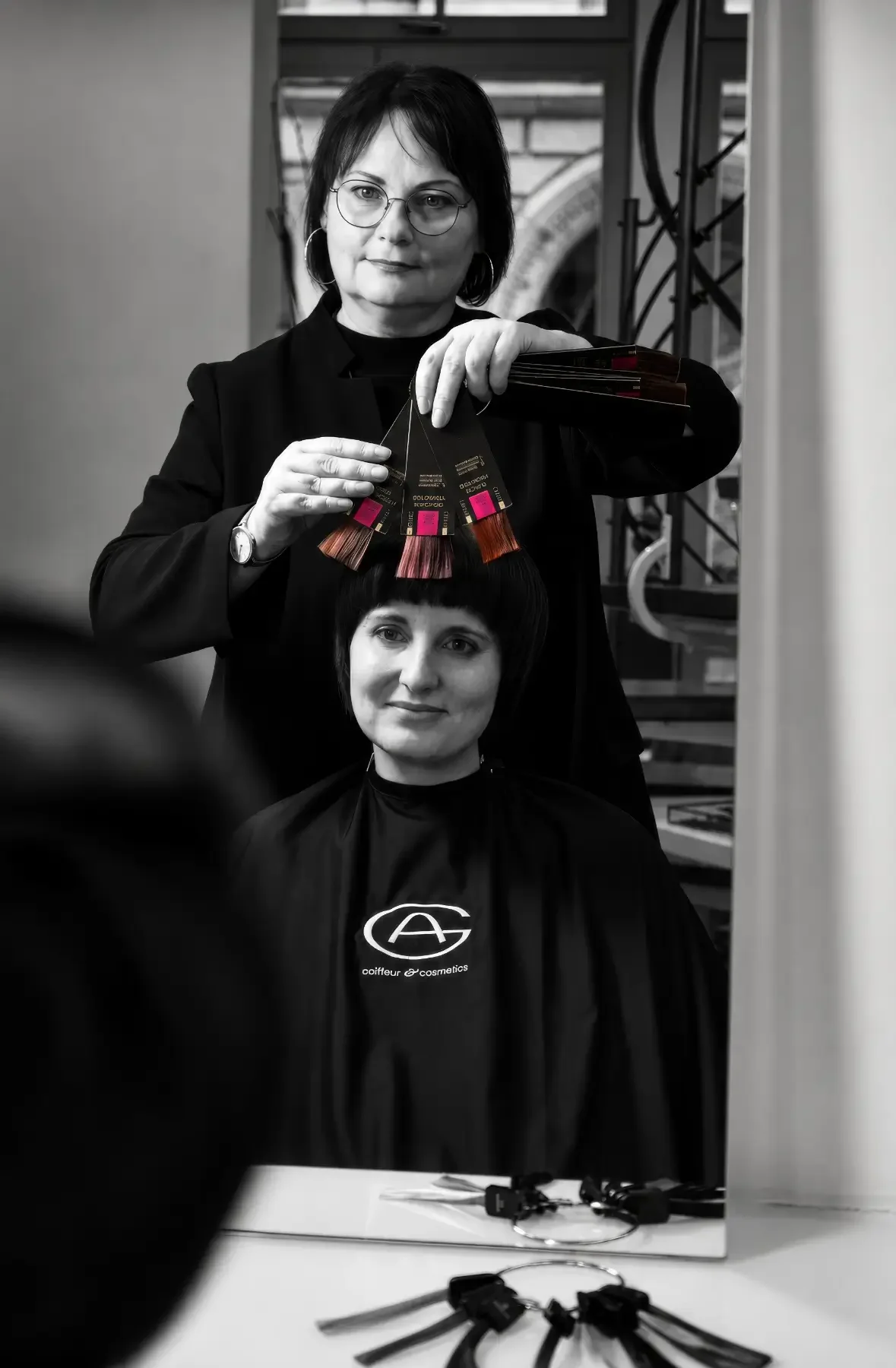 Farbberatung im Coiffeur Garzareck in Halle (Saale): Jeannette Jersch vergleicht Haarfarbnuancen anhand einer Farbkarte, um gemeinsam mit der Kundin die passende Coloration für ein natürliches und typgerechtes Ergebnis auszuwählen.