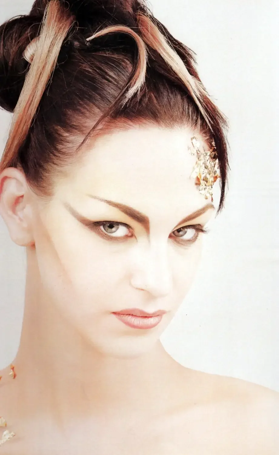 Garzareck „The Art of Make-up“ Beauty-Editorial mit grafischem Augen-Make-up und Goldblatt-Akzenten.