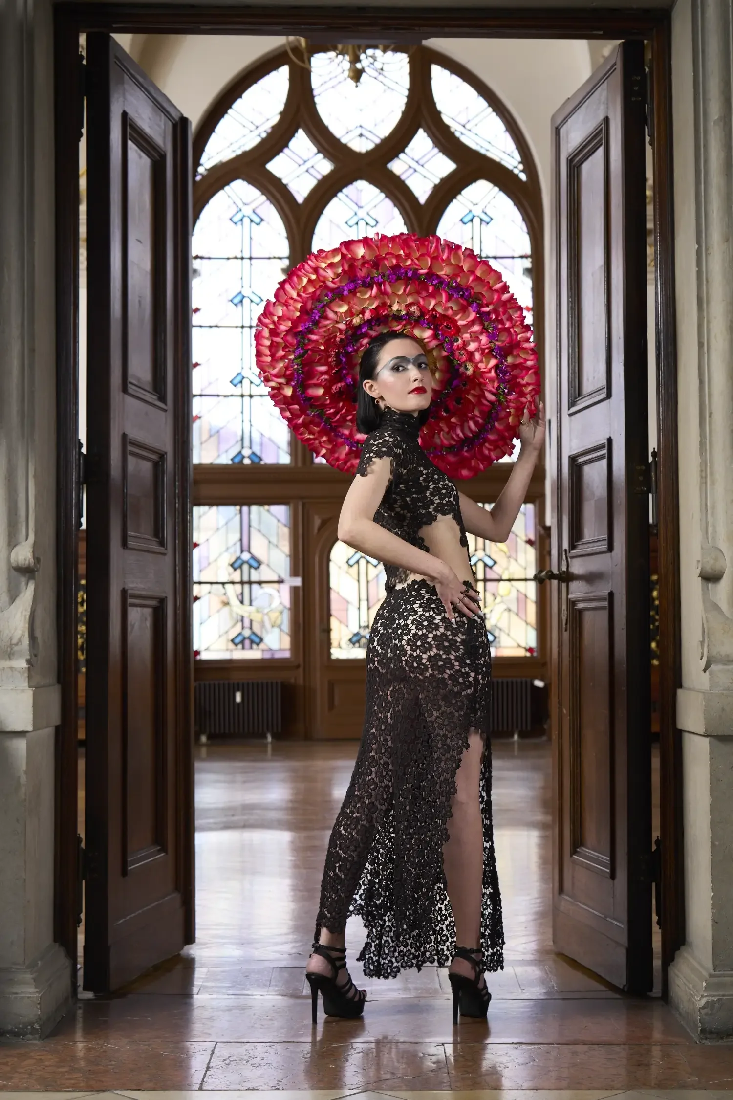 Avantgarde-Modefotografie aus dem Kalender „Botanical Avantgarde“ mit Model im schwarzen Spitzencouture-Kleid und floralem Kopfschmuck im historischen Landesmuseum Halle.