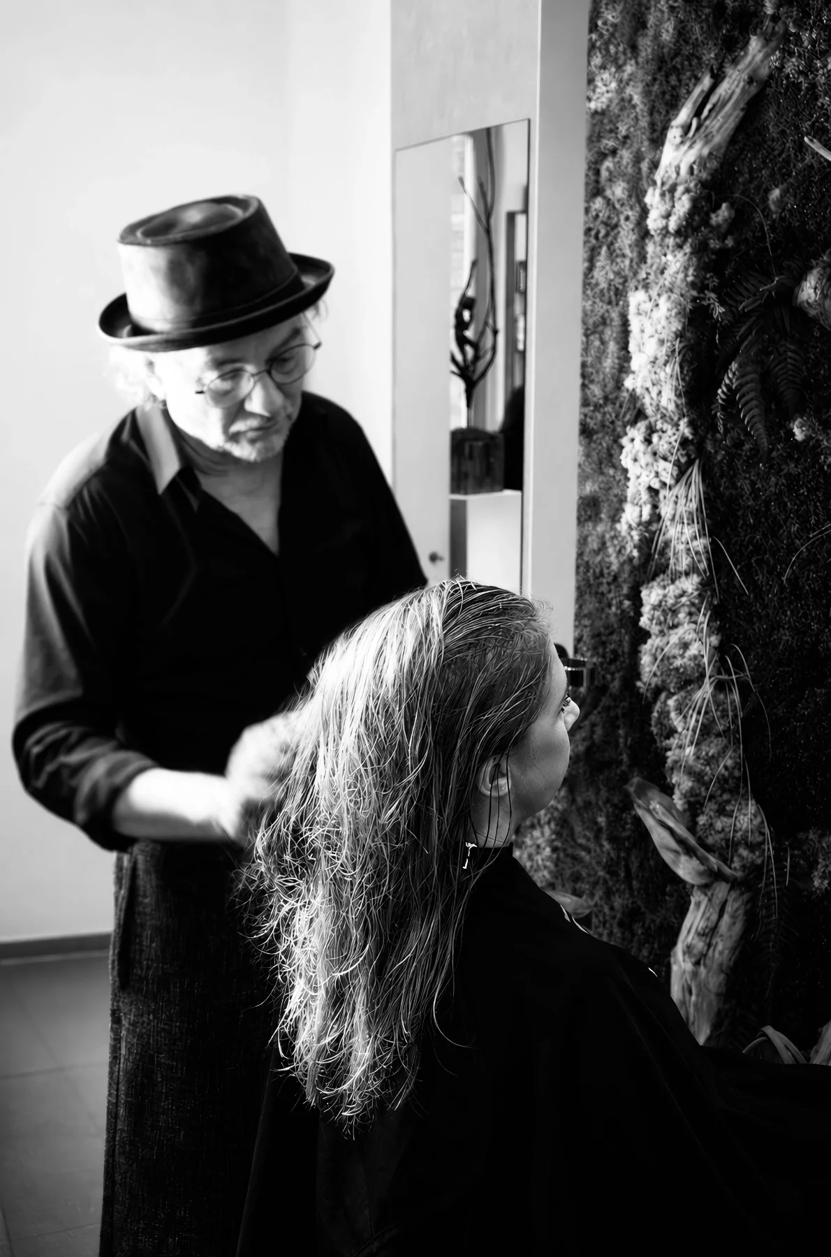 Andreas Garzareck berät eine Kundin während des Haarstylings im Coiffeur Garzareck in Halle (Saale). Individuelle Haarschnitte, professionelles Styling und persönliche Beratung stehen im Mittelpunkt der Behandlung.