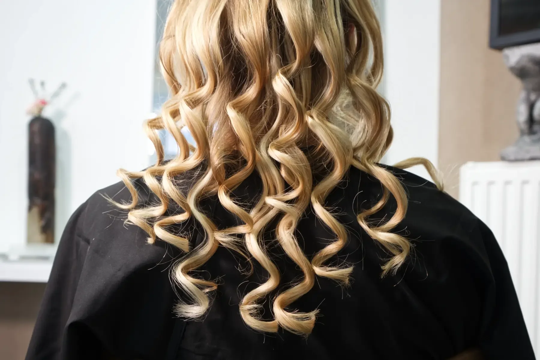 Fertiges Ergebnis einer Great Lengths Haarverlängerung mit weich fallenden Locken. Die Echthaar-Extensions sorgen für natürlich mehr Länge, Volumen und ein harmonisches Styling bei Garzareck Halle (Saale).
