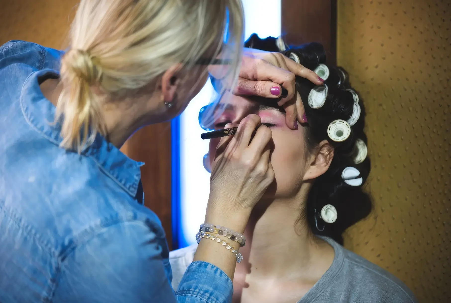 Ariane Garzareck trägt ein professionelles Braut-Make-up auf. Das Styling für Hochzeit und besondere Momente wird individuell auf die Kundin abgestimmt – Cosmetics bei Garzareck in Halle (Saale).